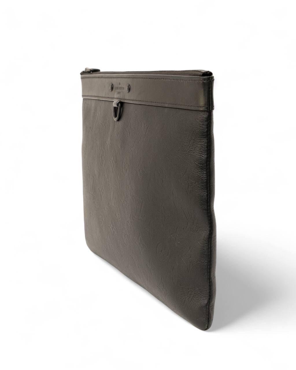 Pochette Louis Vuitton Discovery Empreinte Nera In condizioni buone in vendita a Torre Del Greco, IT