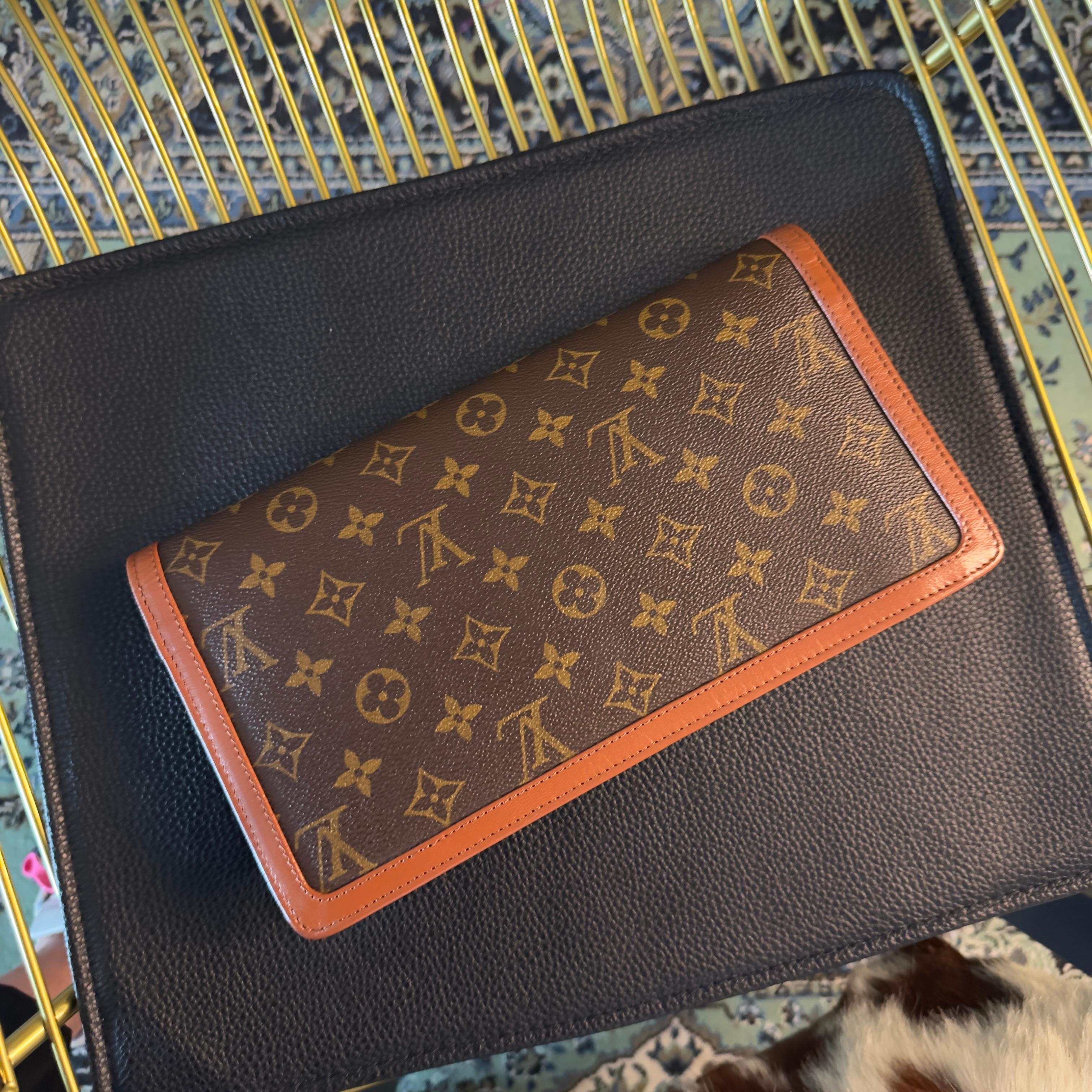 Pochette Dam Gm vintage Louis Vuitton in perfette condizioni
pelle con motivo monogram, rifinita in pelle
Chiusura con bottone a pressione
Tasca interna a soffietto e tasca con zip
Completa di sacchetto anti polvere
Misure 29,5 x 16 x 5 cm