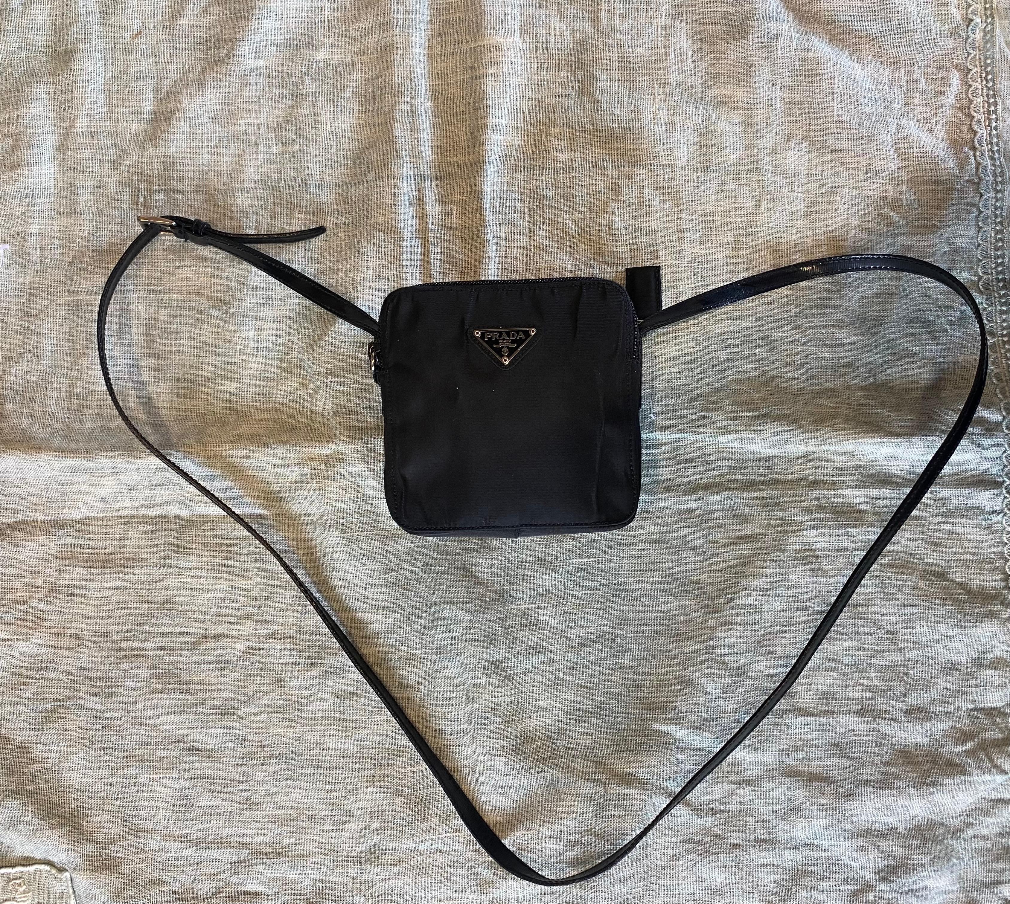 Pochette Prada en tissu technique, typique de la maison de couture.
Cette pochette peut également être utilisée comme portefeuille.
Certificat d'authenticité comme indiqué sur la photo.
Fait en Italie.
Il ne présente aucun défaut, il est en bon