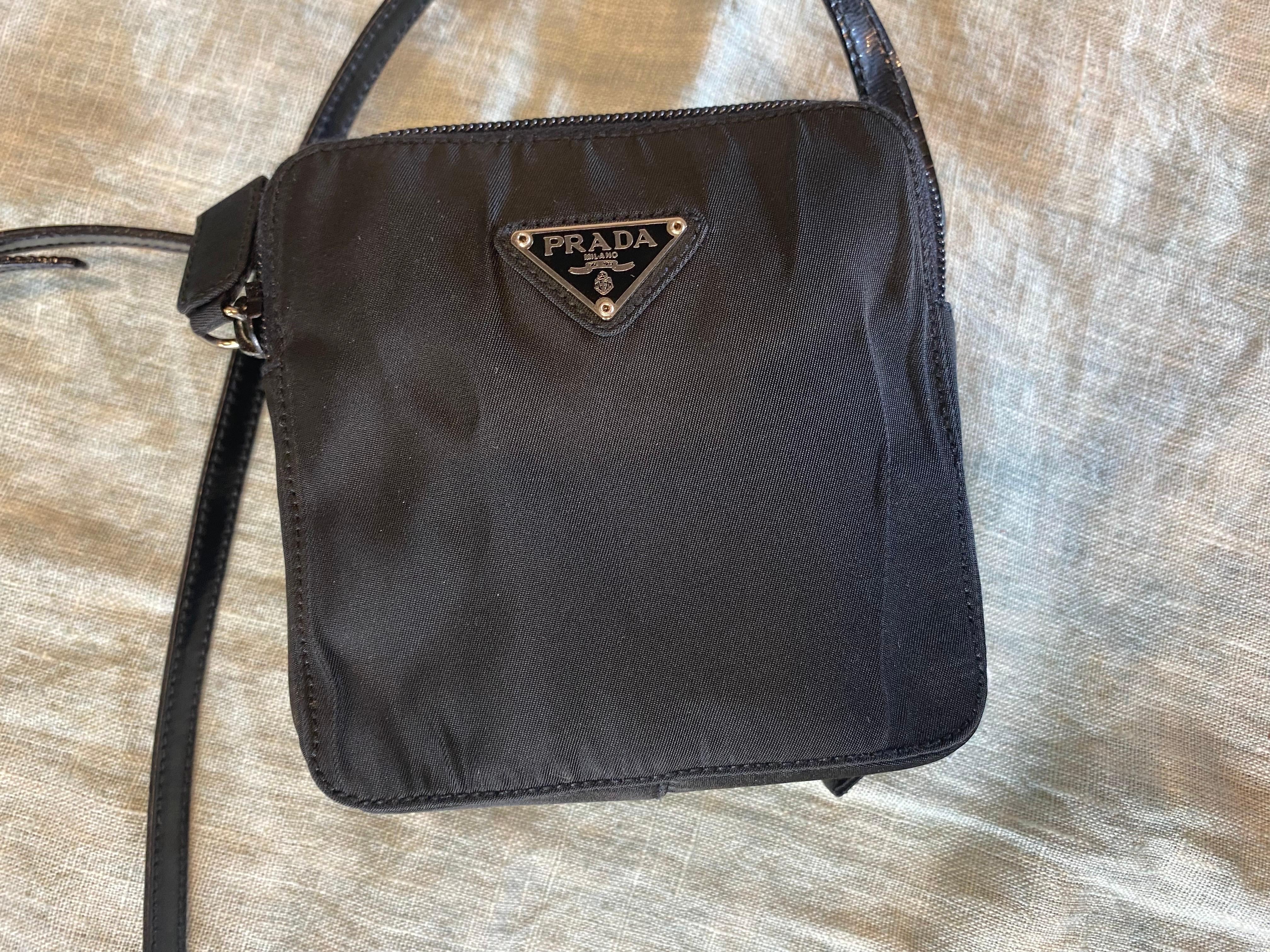 Noir Pochette Prada en vente