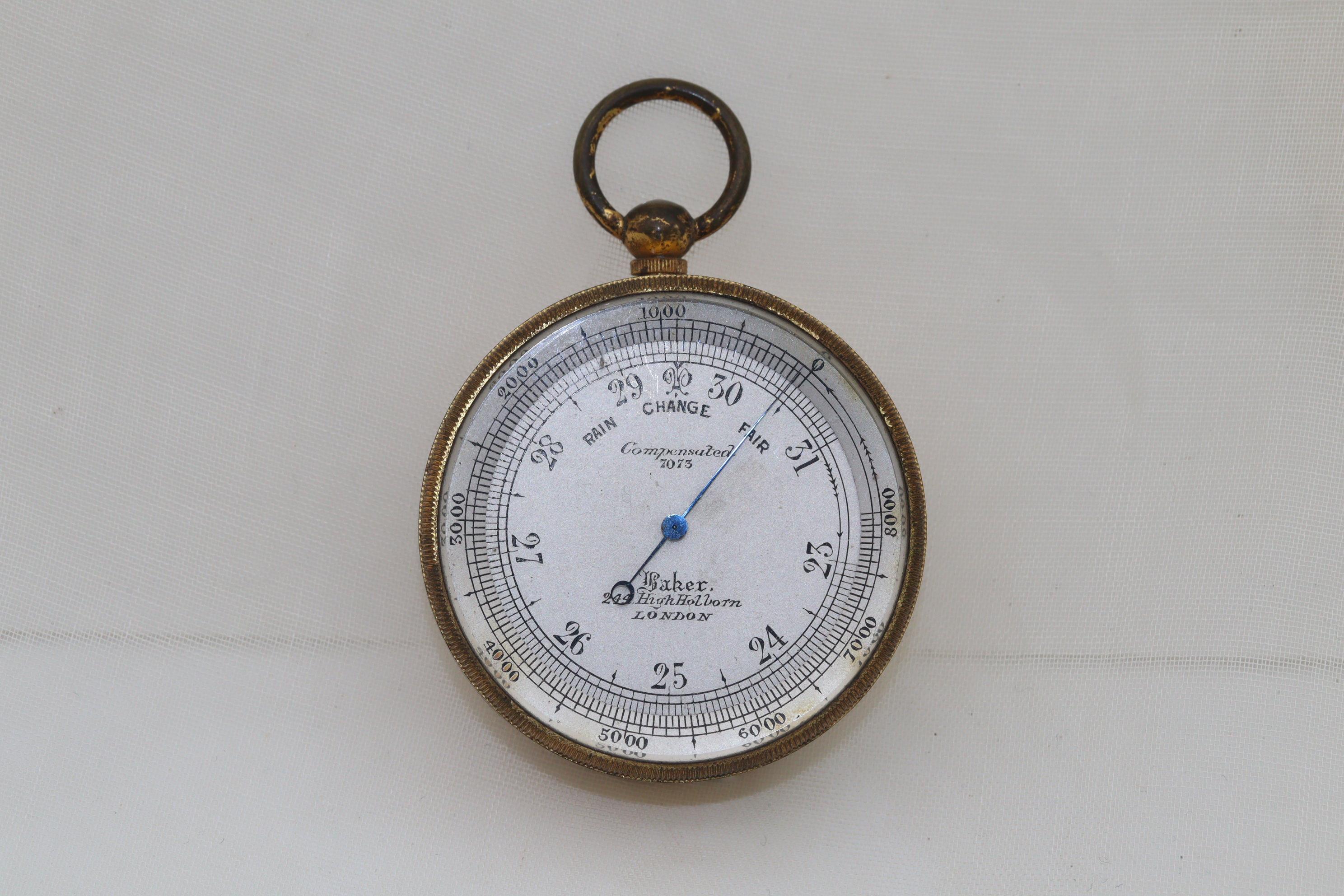 Dieses Taschenbarometer wurde von der Firma C. Baker, 244 High Holborn, London, hergestellt und befindet sich noch immer in seinem lederbezogenen Originaletui. Die Modellnummer lautet 7073, und das versilberte Zifferblatt mit dem gebläuten Zeiger