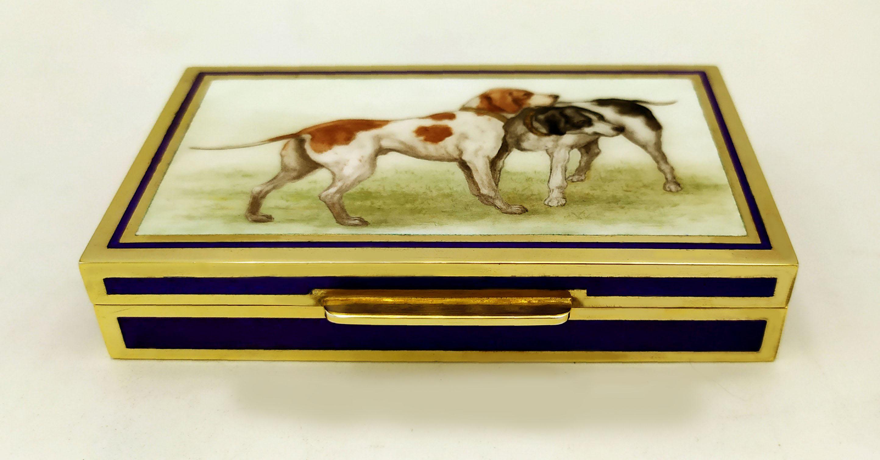Rechteckige Zigarettenschachtel aus 925/1000 Sterlingsilber, vergoldet mit transluzentem, gebranntem Email auf Guillochè und feiner, vom Maler Renato Dainelli handgemalter Miniatur, die zwei Jagdhunde darstellt. Anfang 1900 englischer Jugendstil.