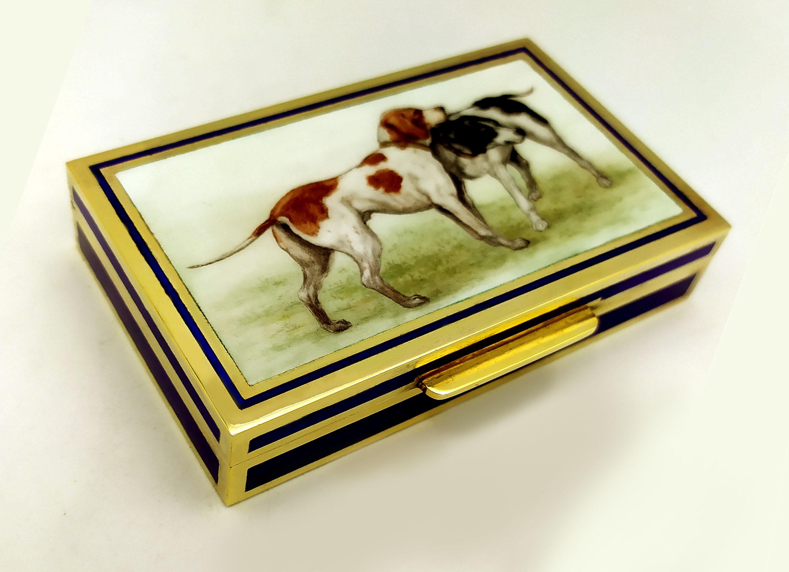 Art nouveau Étui à cigarettes de poche avec chiens de chasse miniature en argent sterling peint à la main et émaillé en vente