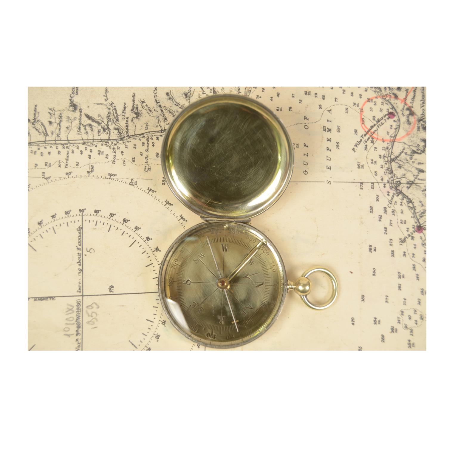 Brass pocket compass in the shape of a pocket watch, complete with lid. Six-winds compass card complete with goniometric circle for calculating the horizontal angles and needle lock. English manufacture of the 1920s. Excellent condition, fully