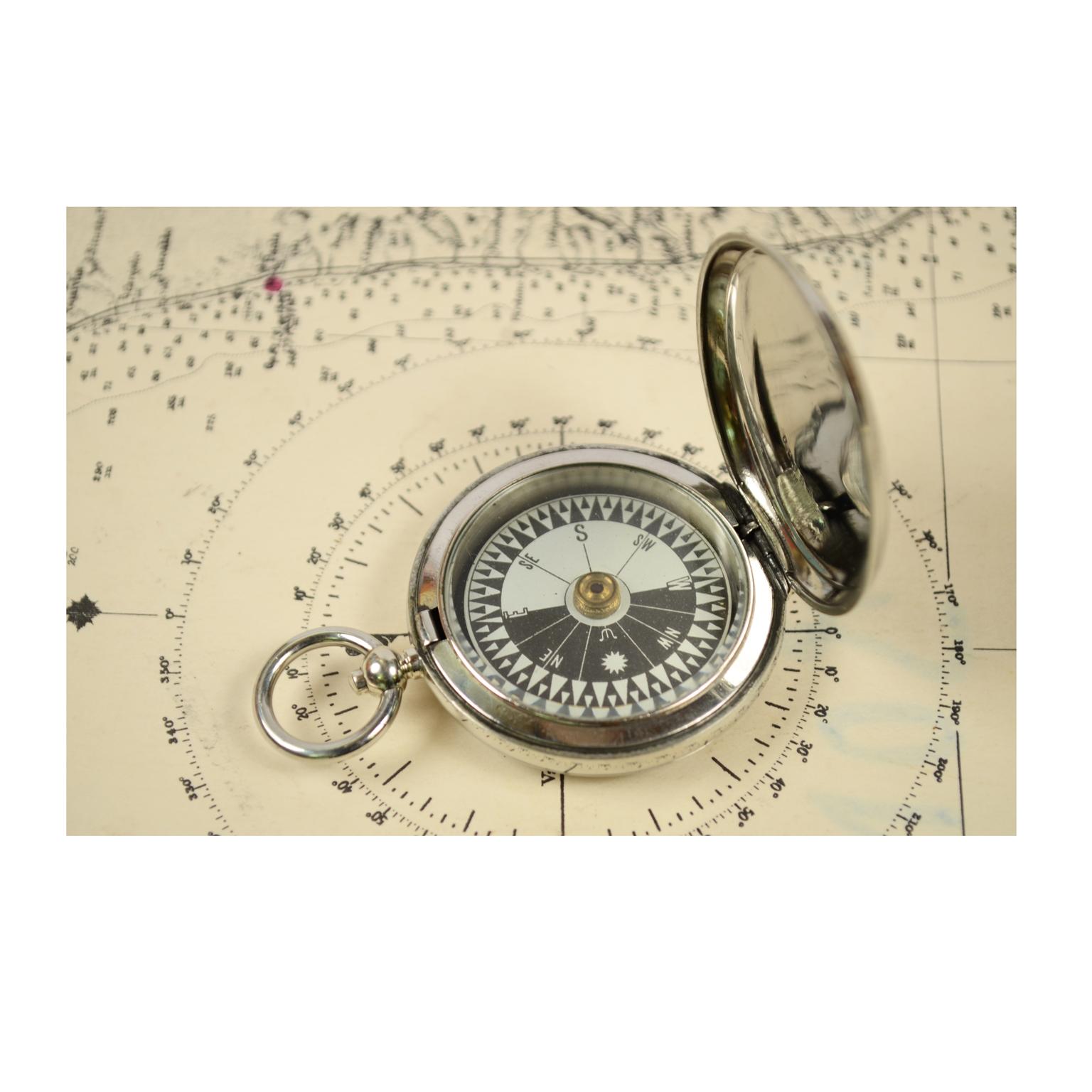 Pocket compass for the RAF officers, signed Short & Mason Ltd London 1916 V N 85058, made of chromed brass in the shape of a pocket watch. The compass has a snap-on cover with release button inside the ring. Twelve-winds compass card. Excellent