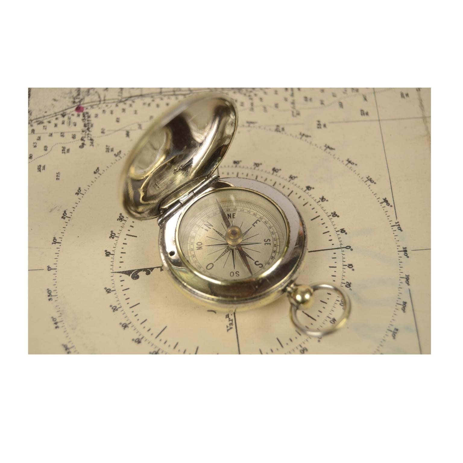 Brass pocket compass in the shape of a pocket watch, complete with lid. Six-wind compass card complete with goniometric circle for calculating horizontal angles. French manufacture of the 1920s. Excellent condition, fully functional. Measures: