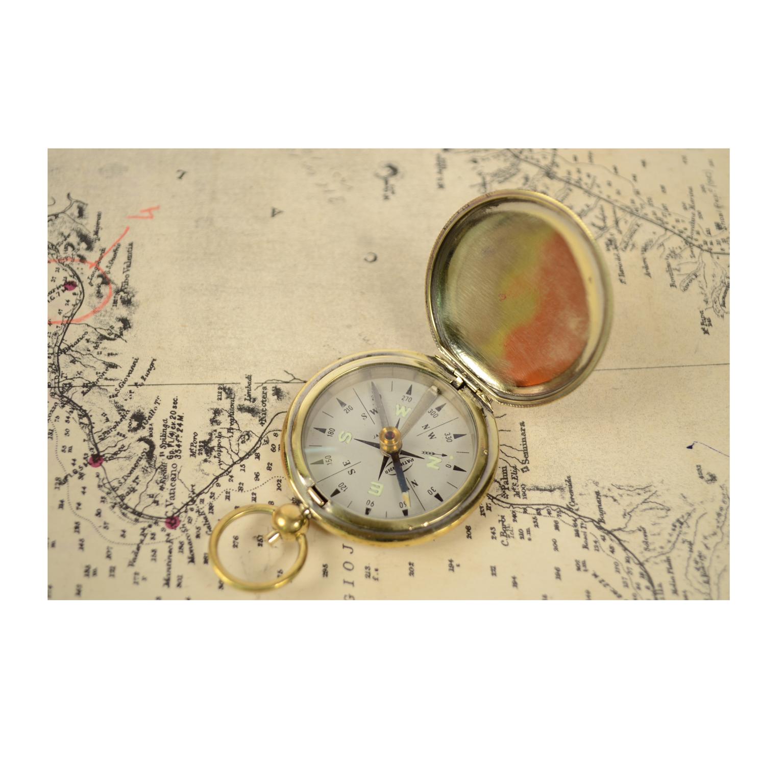 Pocket compass signed by Pathfinder Japan, made of brass with the shape of a pocket watch. The compass is equipped with a lid with snap closure and a release button inside the ring. Very good working condition. Measures: Diameter 4.5 cm thickness