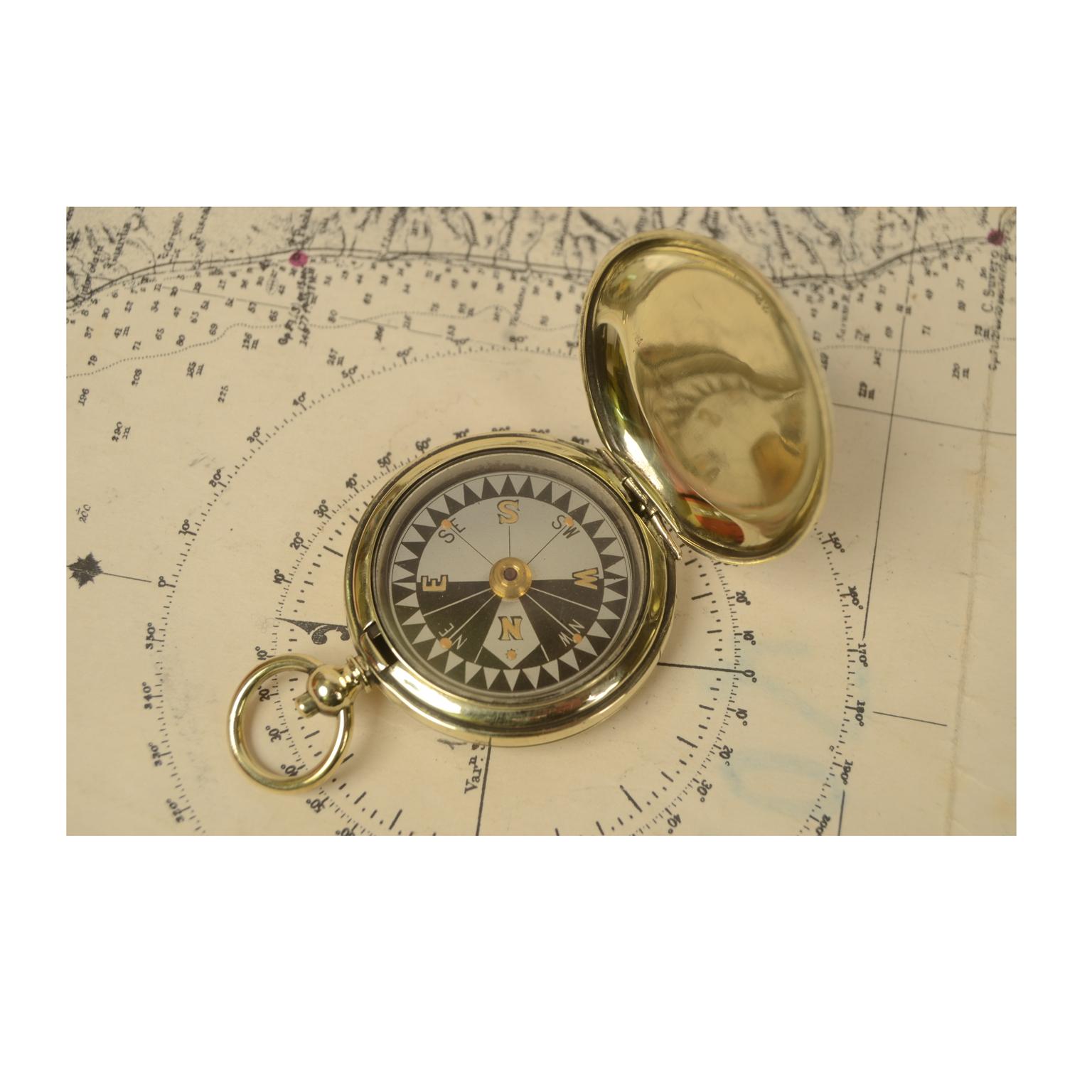 Pocket compass used by RAF officers in the WWI of brass in the shape of a pocket watch. The compass is equipped with a lid with snap closure with release button inside the ring. Compass card with eight winds. In excellent condition, fully