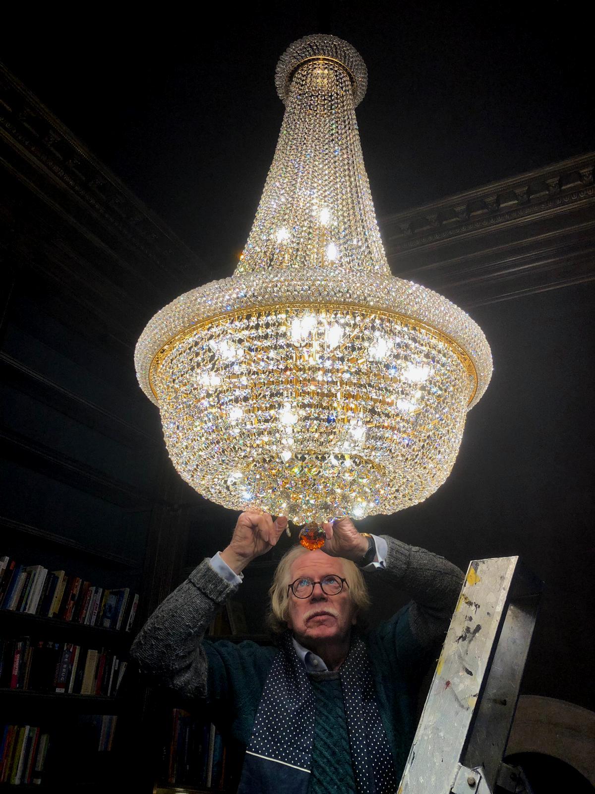 The Crystal Bag chandelier or pocket crown is a timeless Classic model. The pocket crown in the photo is styled in old library. The chandelier in the picture has a diameter of 70 cm and a height of 140 cm. The chandelier is specially made with a