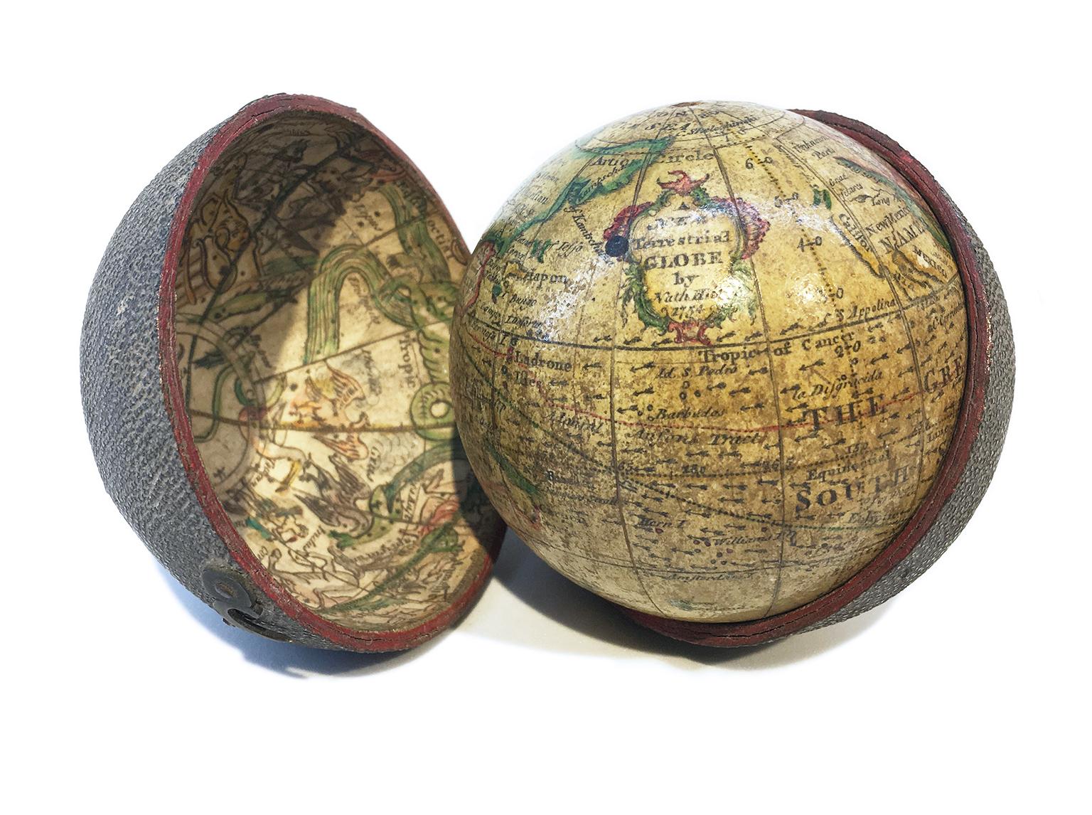 Nathaniel Hill
Globe de poche
Londres, 1754

Le globe est contenu dans son étui d'origine, lui-même recouvert de peau de requin.
La peinture d'origine de la sphère présente de légères lacunes. L'affaire n'est plus close.

La sphère mesure 6,8 cm de