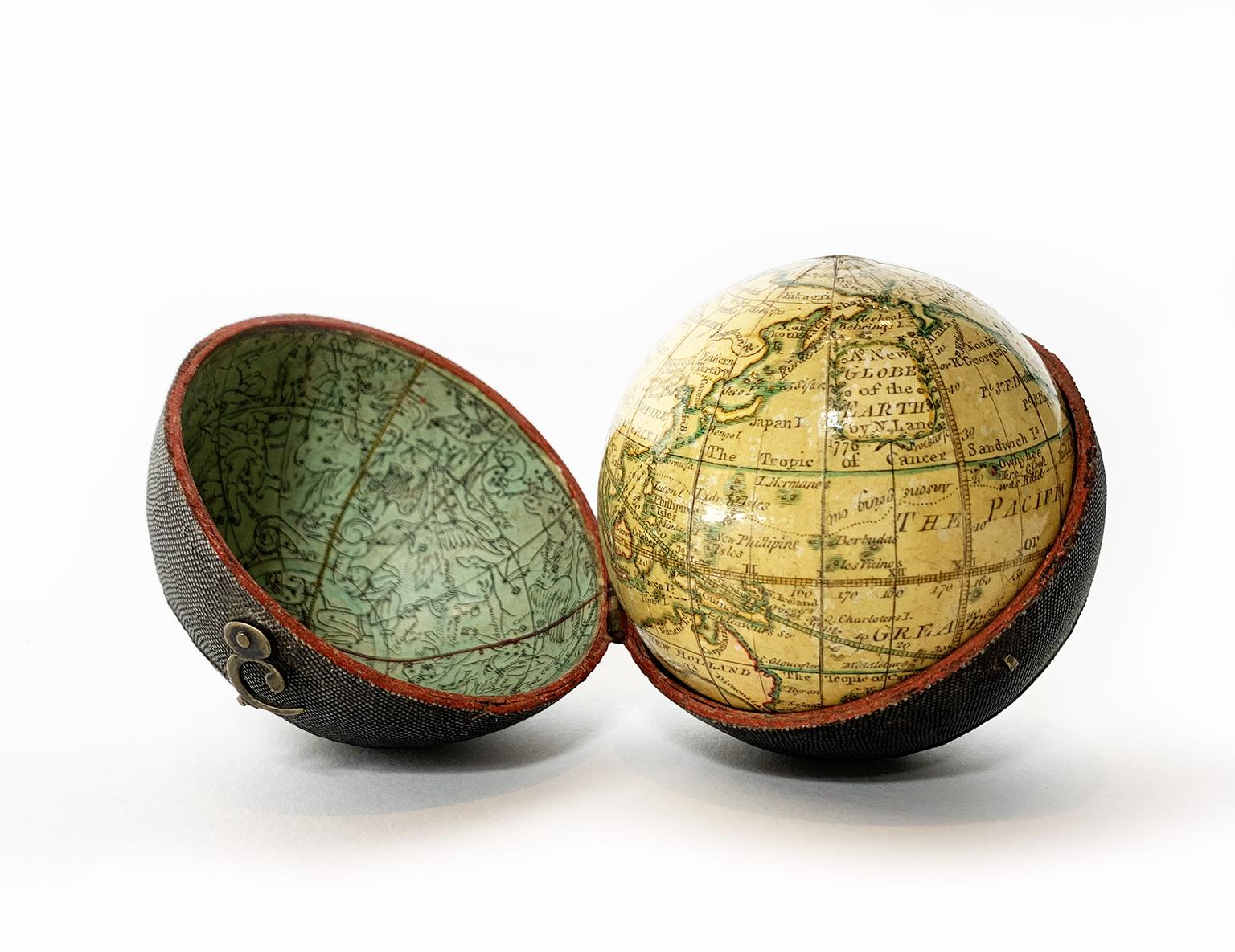 Globe de poche
Nicholas Lane 
Londres, après 1779

Le globe est contenu dans son étui d'origine, recouvert de cuir.
La sphère mesure 2,75 in (6,9 cm) tandis que l'étui mesure 2,9 in (7,5 cm).
Poids : 0,28 lb (128 g).
État de conservation : presque