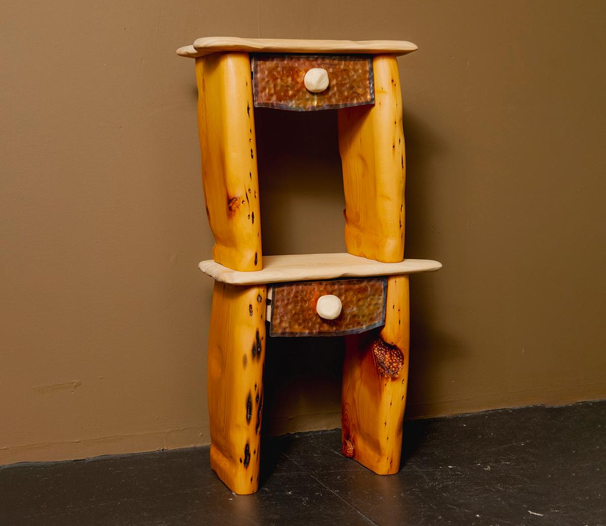 Der Nachttisch Pocket steckt voller kleiner Eigenheiten: Seine Beine aus recyceltem Holz sind leicht schräg gestellt, so dass sie zum Bett hin oder vom Bett weg aufgestellt werden können. In die massive Eschenholzplatte ist an der Seite ein kleiner