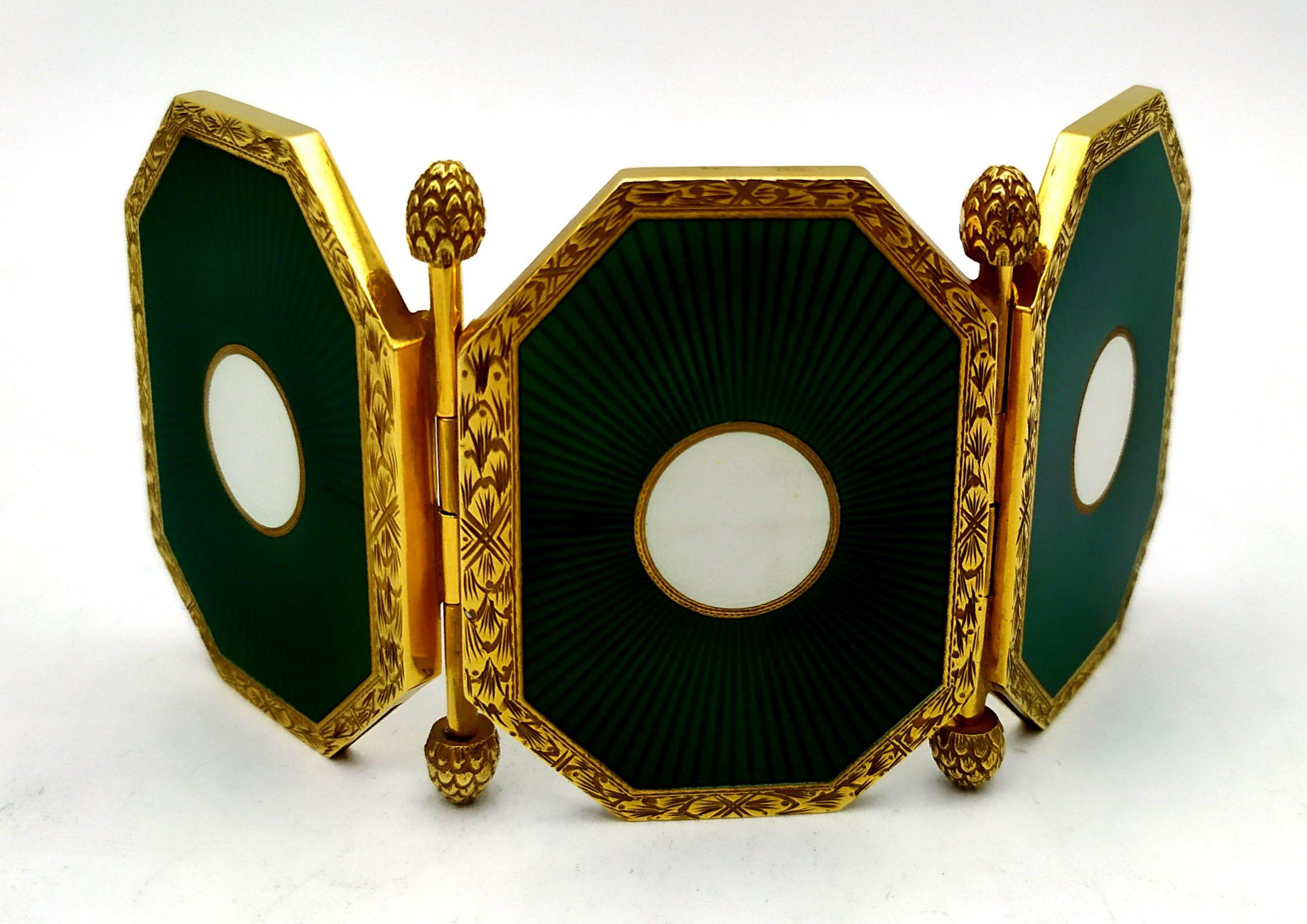 Portafotos de bolsillo de plata de ley 925/1000 chapada en oro con esmaltes al fuego translúcidos bicolores sobre guilloché, con bordes grabados a mano. Estilo Imperio Napoleón III. Bisagra octogonal para 3 fotografías cm. 4,8 x 6,2 medidas totales