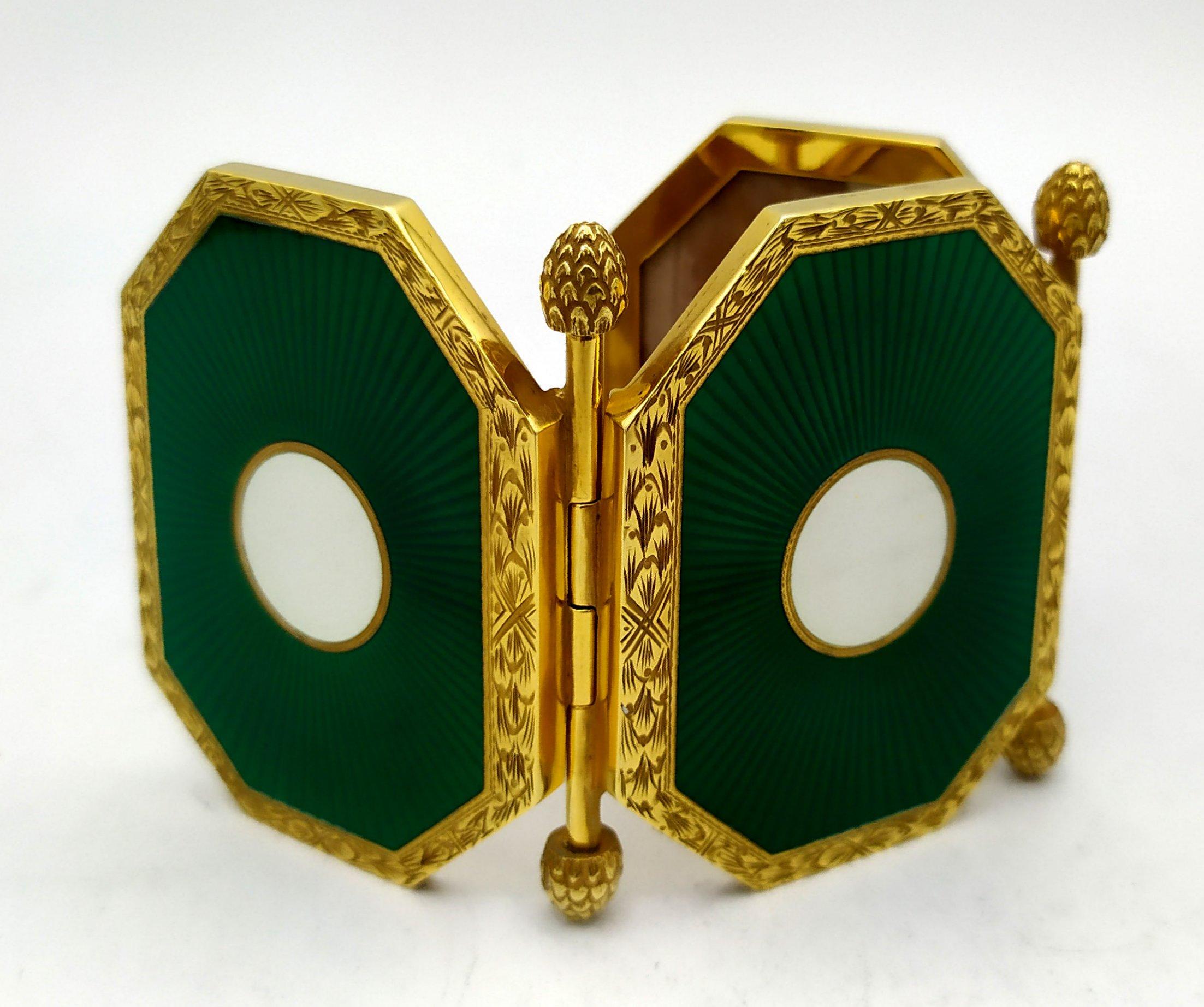 Portafotos de bolsillo Esmaltado a mano Estilo Napoleón III  Salimbeni. Tallado a mano en venta