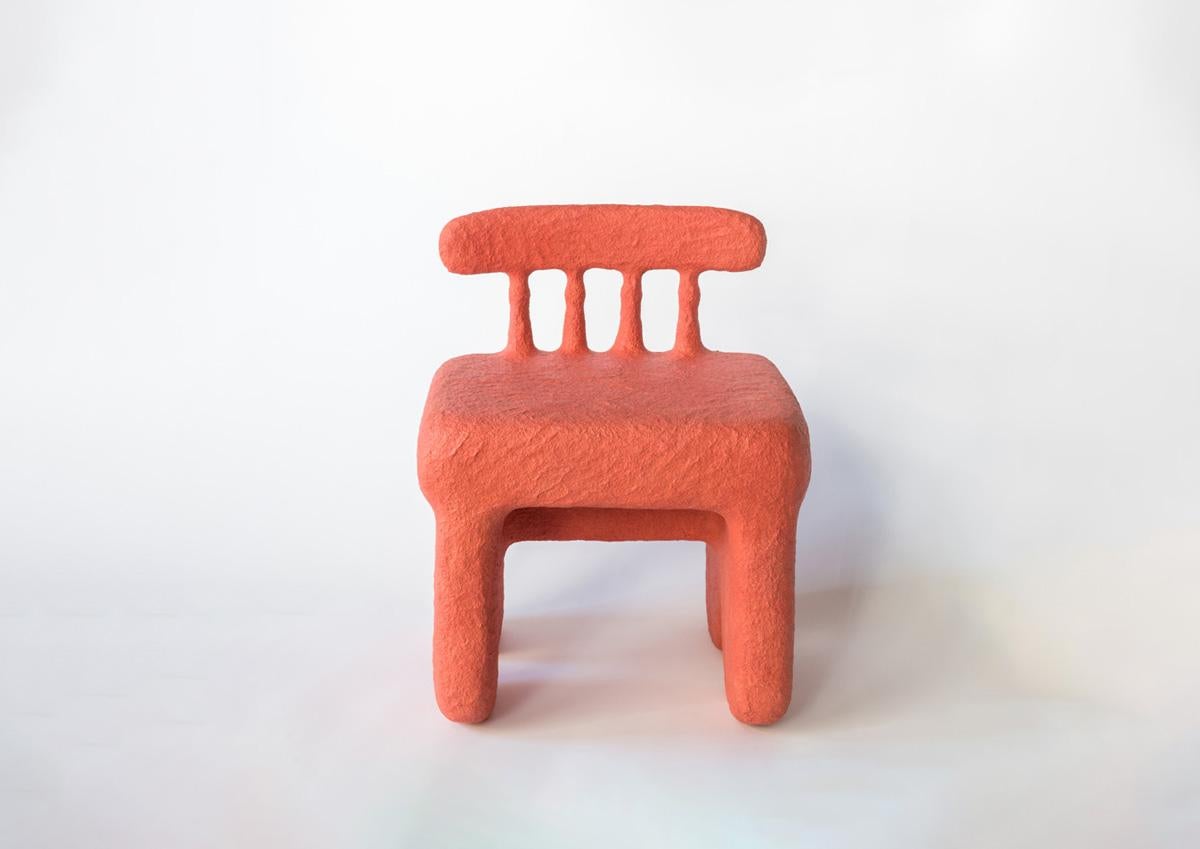 Pour créer les objets uniques et fantaisistes de la collection KYKLOS, Polina Miliou parcourt d'abord les marchés aux puces locaux à la recherche de meubles usagés, en particulier de chaises grecques traditionnelles en osier, qu'elle sculpte ensuite