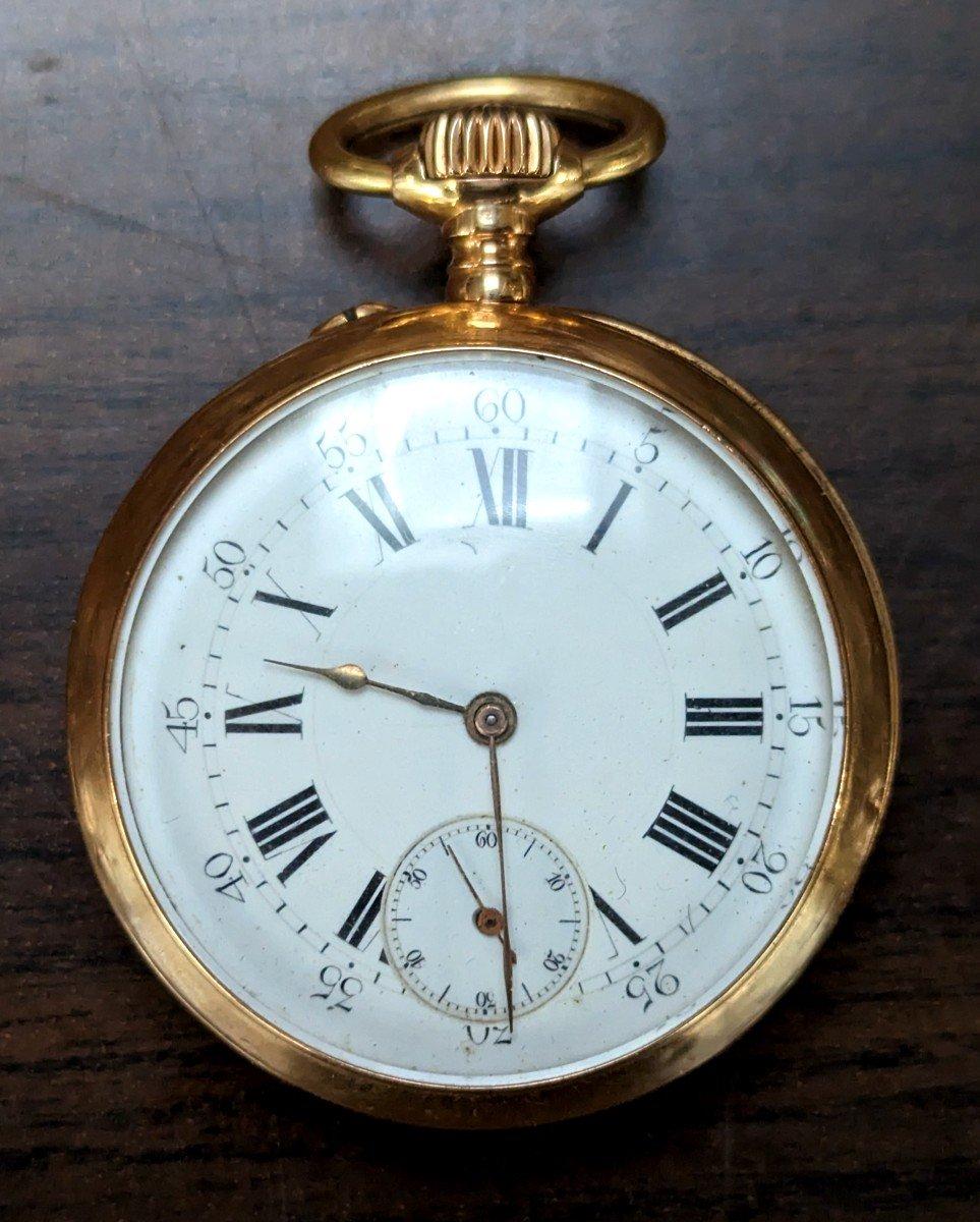 Prächtige Taschenuhr aus dem 19. Jahrhundert. 
Das Glas hat sich gelöst und ist an den Seiten angestoßen. 
Auf der Rückseite der Uhr befindet sich ein ewiger Kalender