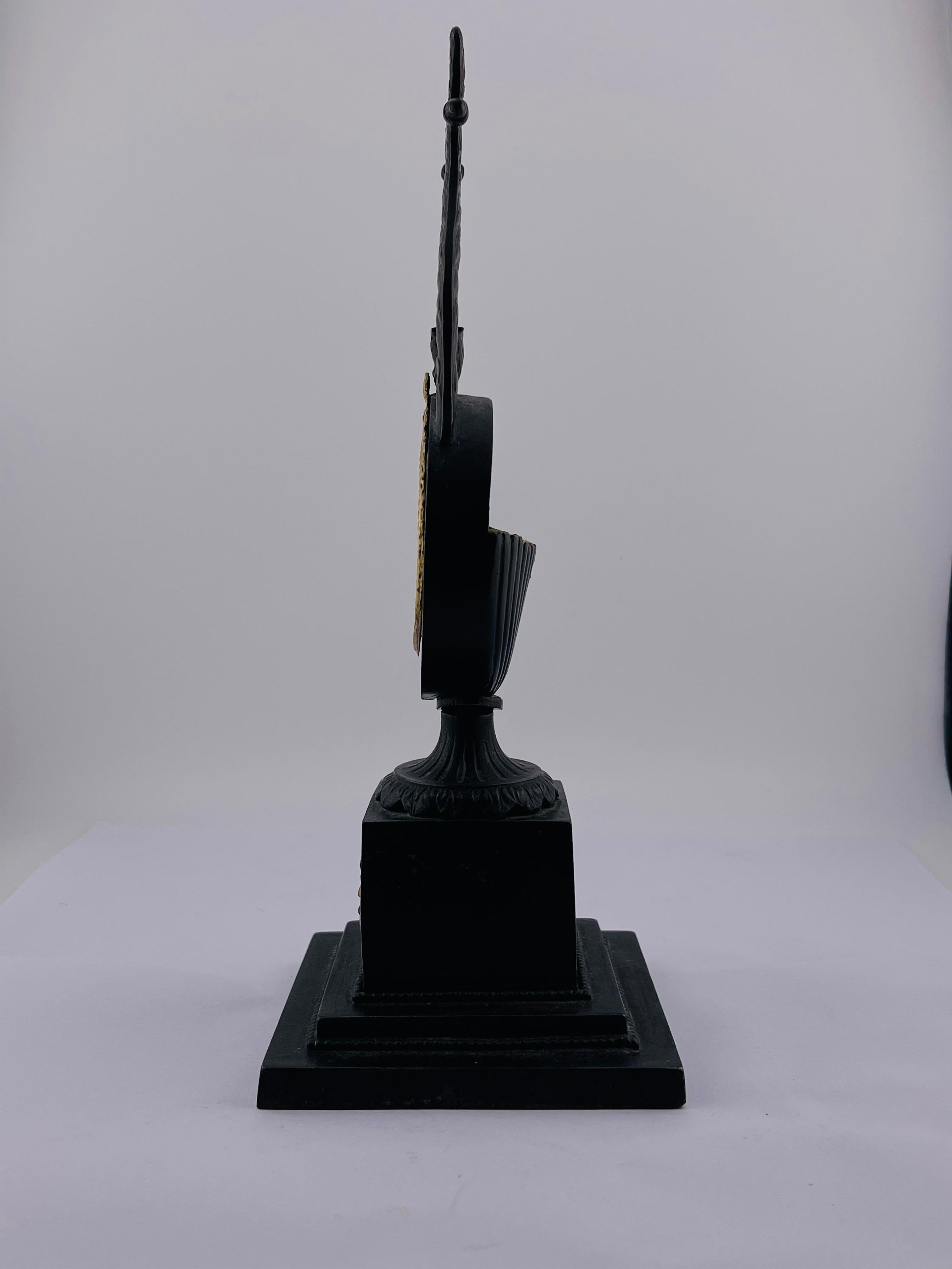 Fonte avec patine d'âge variable. Monture ronde avec sommet en lyre et base en gradins. Décorations ornementales. Probablement des fonderies royales prussiennes, première moitié du 19e siècle. 23 x 9 x 9 cm. Littérature : Catalogue 