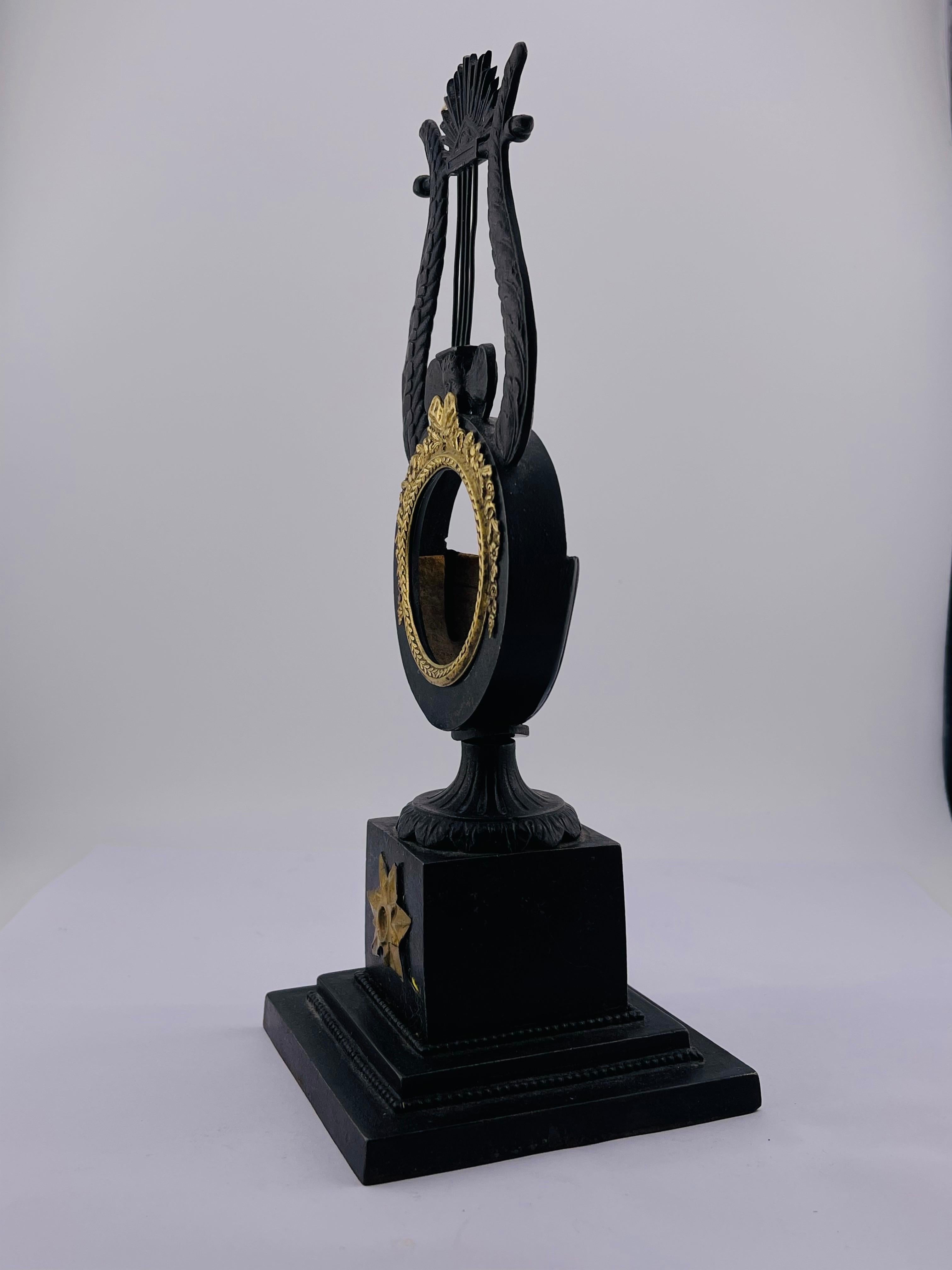 Fait main Porte-montre de poche avec lyre 1180 fer de Berlin en vente