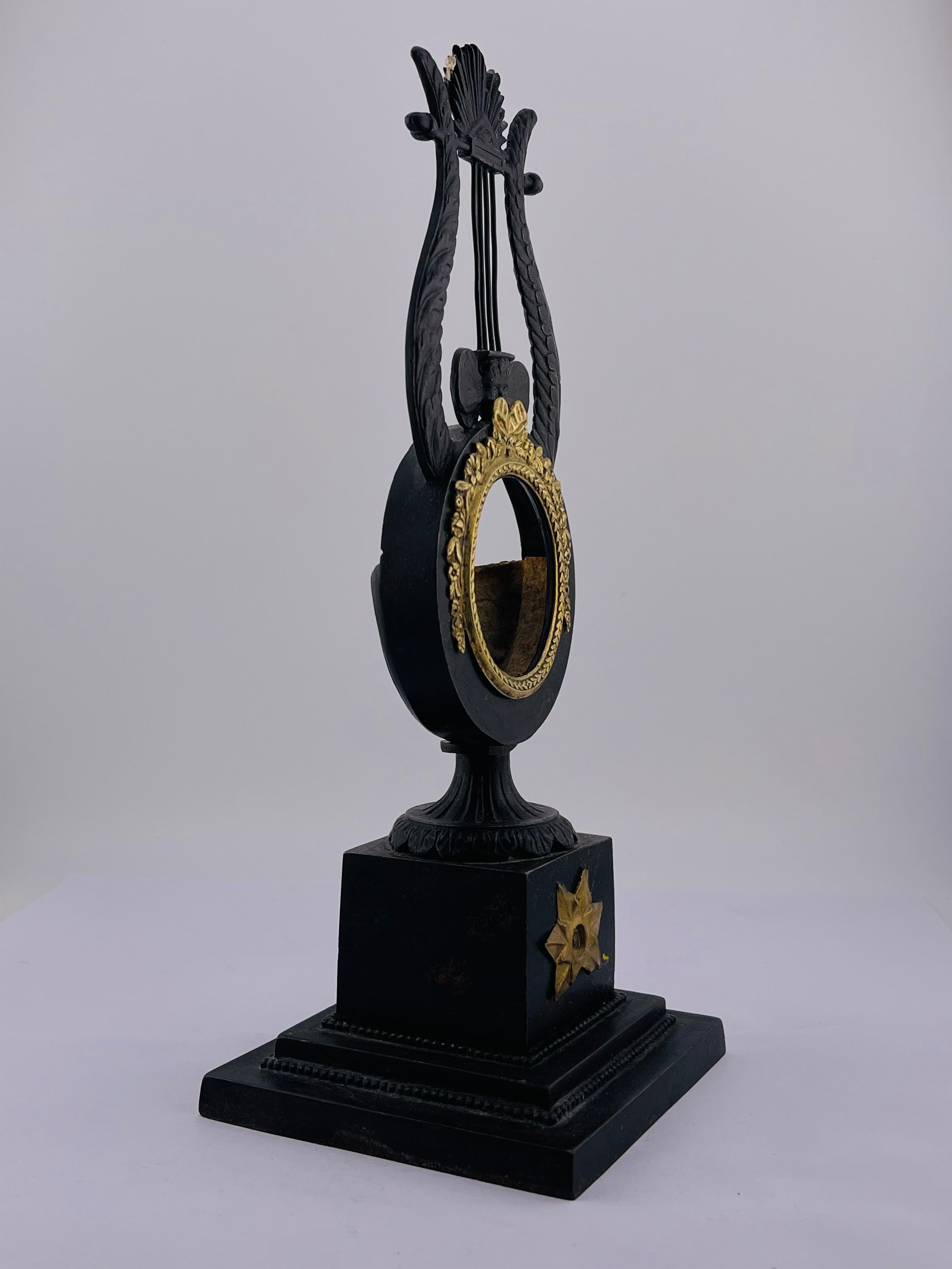Porte-montre de poche avec lyre 1180 fer de Berlin en vente 2