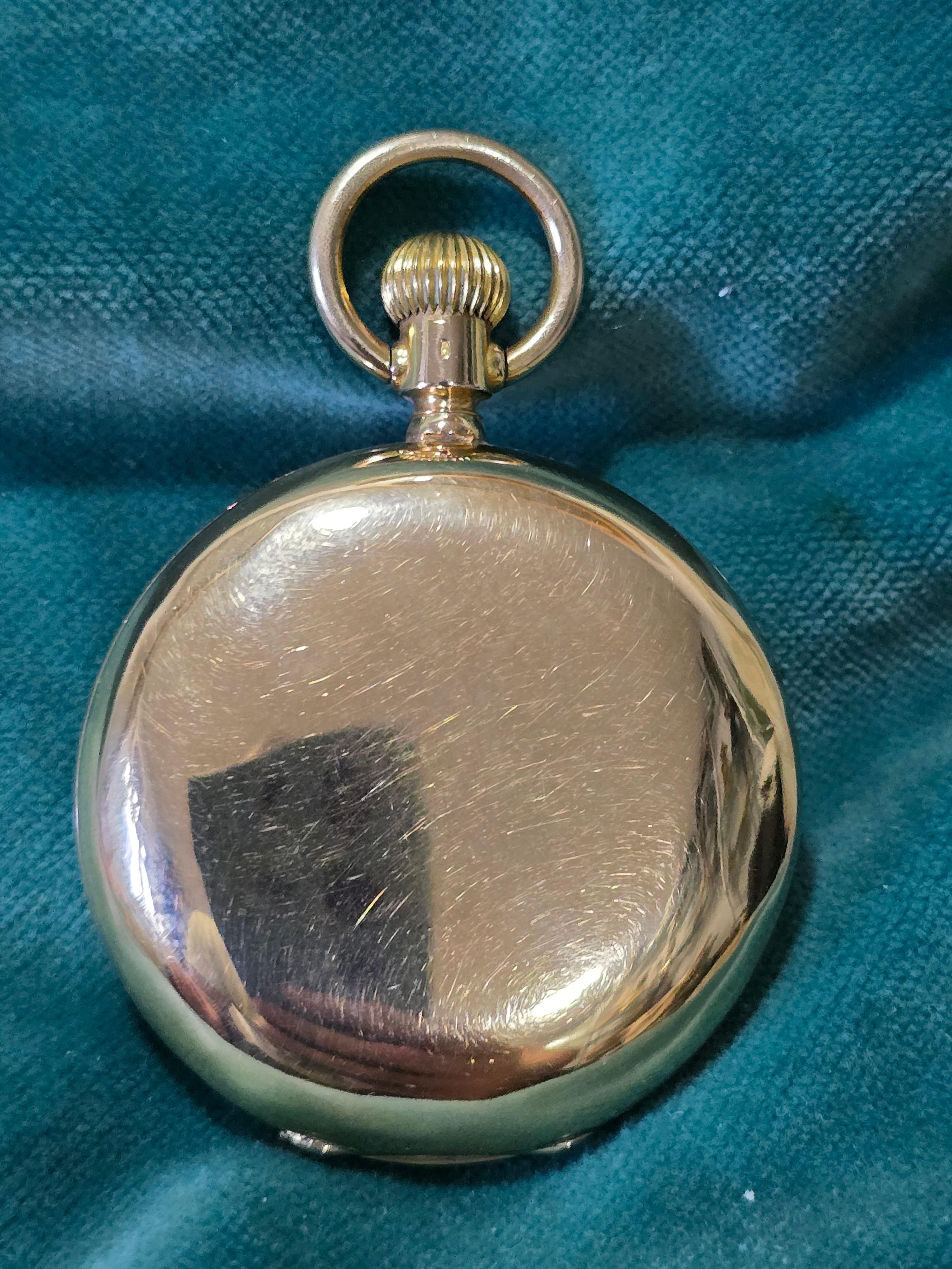 Entdecken Sie ein Stück zeitloser Eleganz mit unserer exquisiten Taschenuhr aus 18 Karat Gold aus der Zeit um 1900! ⌚️

Dieser elegante, mit viel Liebe zum Detail gefertigte Zeitmesser verfügt auf der einen Seite über ein klassisches