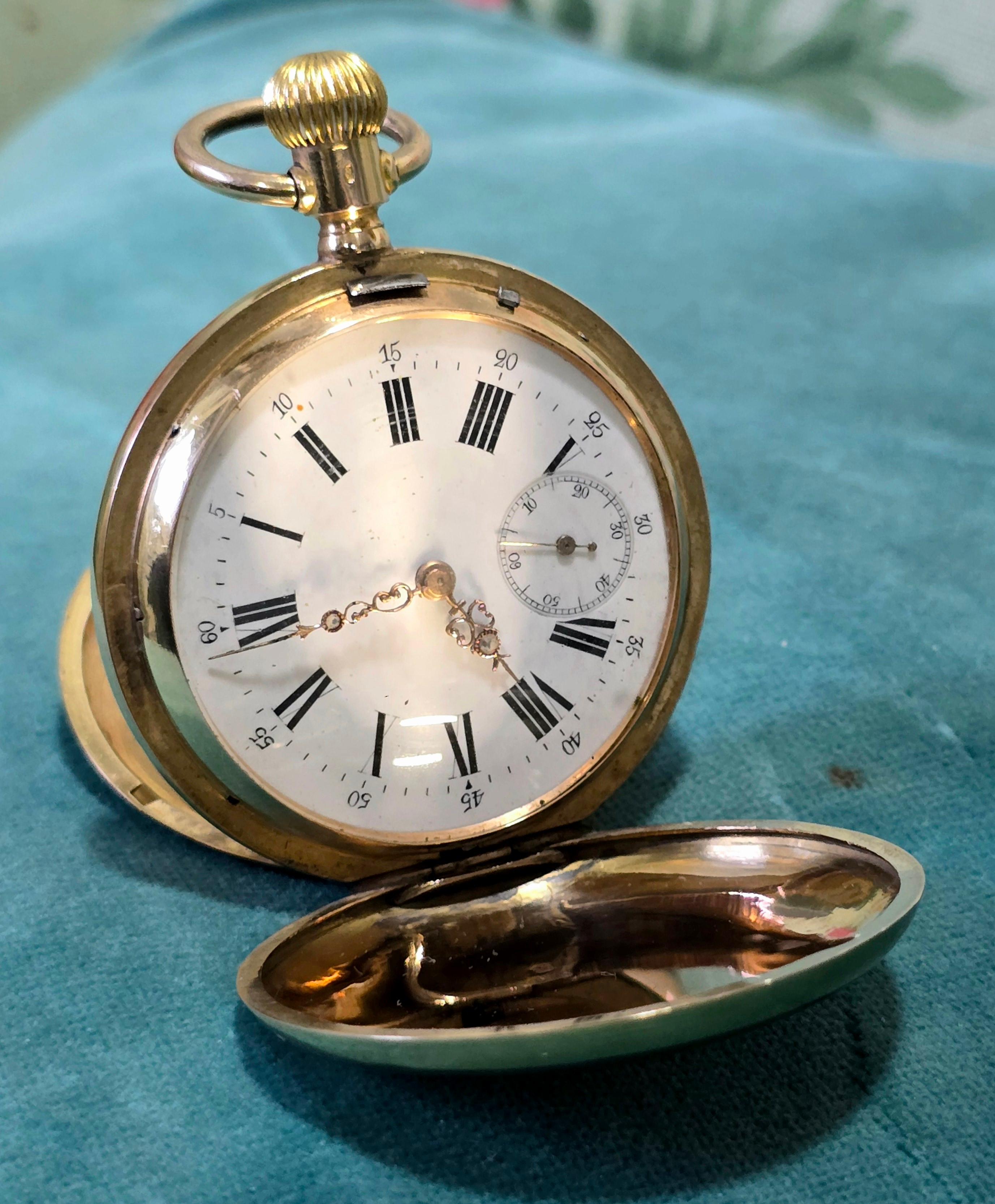 Or Montre de poche en or 18 carats datant d'environ 1900 avec calendrier en vente