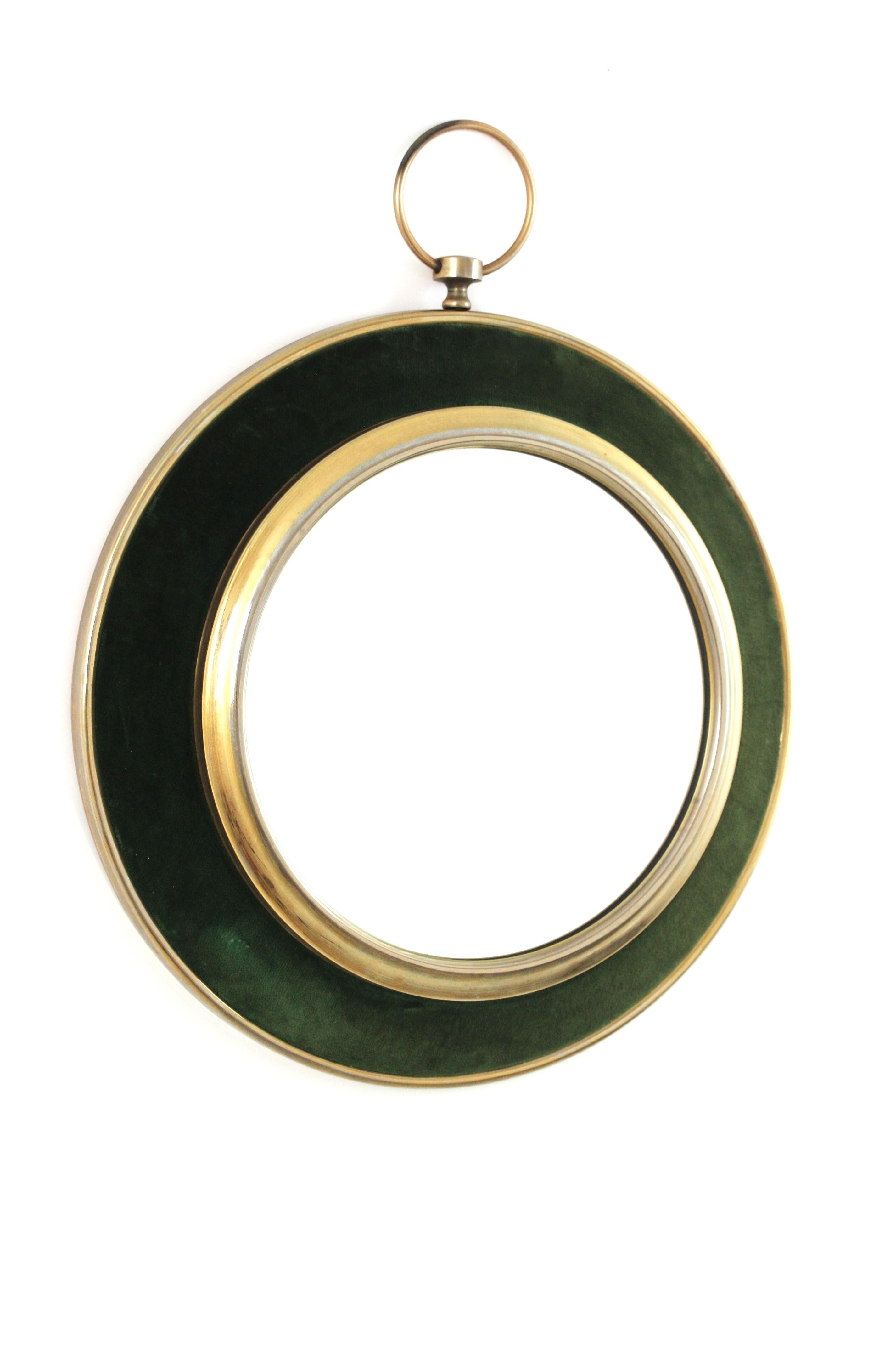 Specchio da parete a forma di orologio da tasca in velluto verde e ottone, Spagna, anni '50-'60
Accattivante specchio da parete in ottone a forma di orologio da tasca nello stile di Piero Fornasetti, il cui design non ha perso il suo impatto dagli