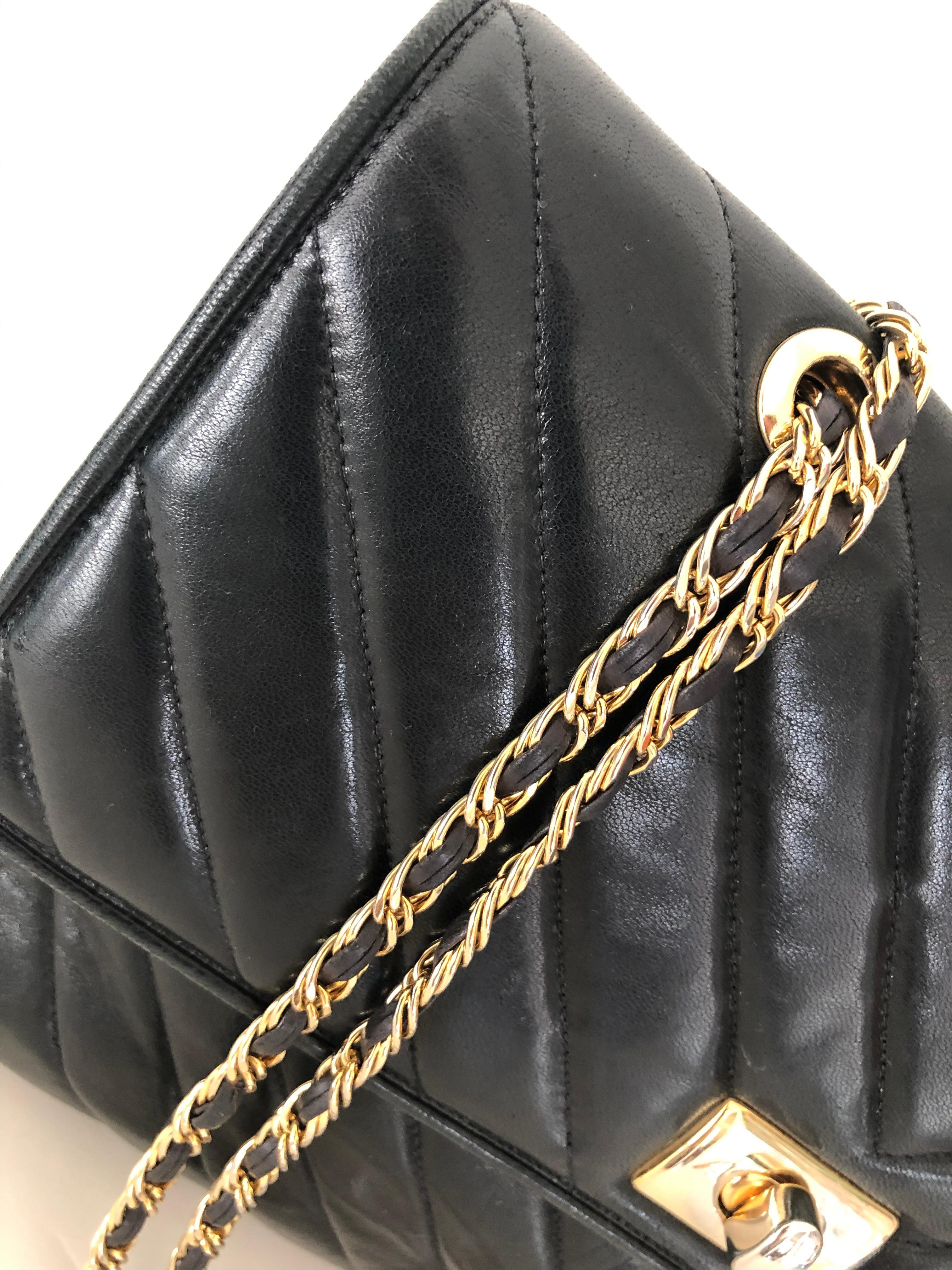 Pocketbook Fine Quilted Black Leather with Extra Long Chain Classic Chic For Sale 5