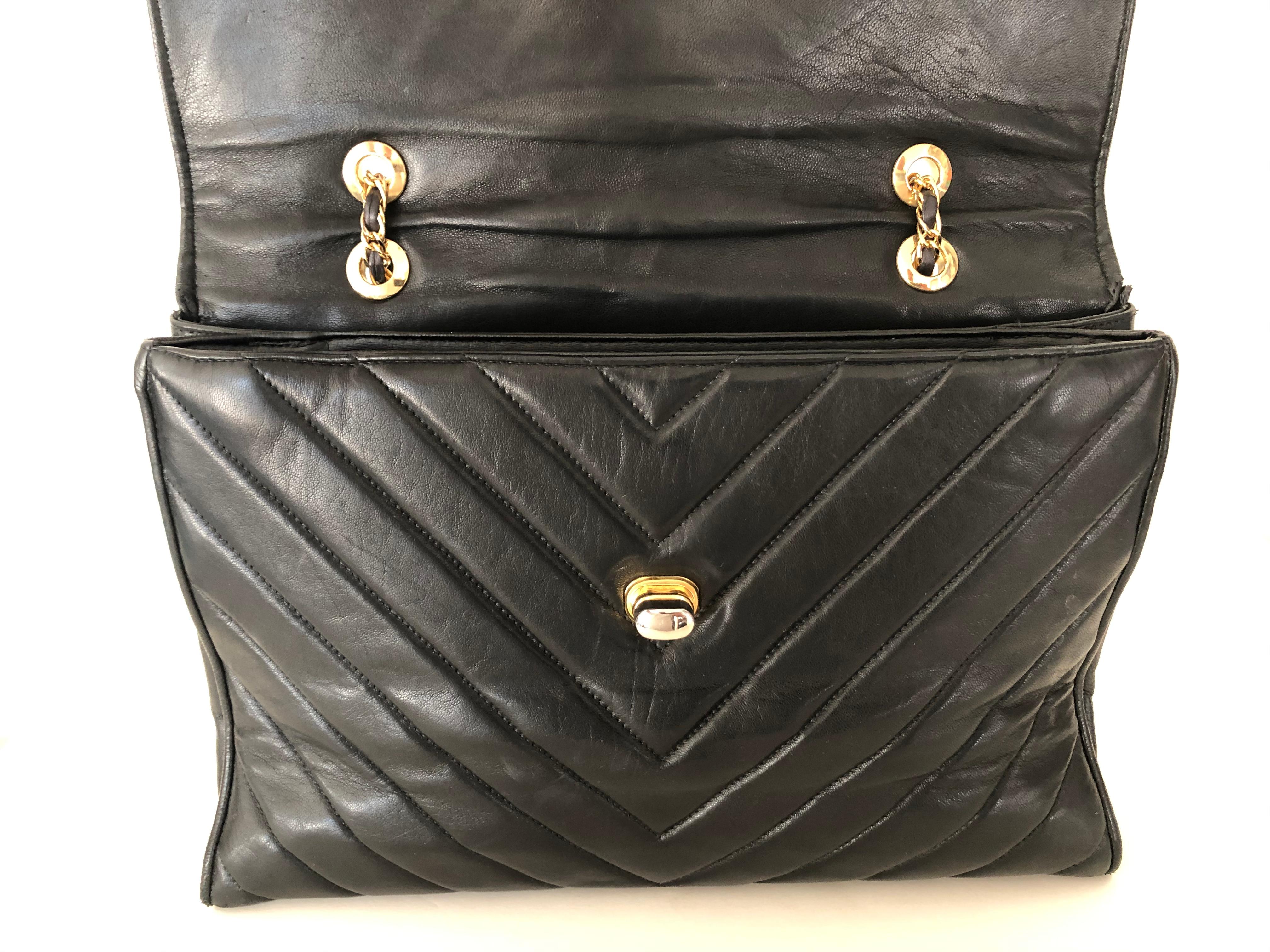 Pocketbook Fine Quilted Black Leather with Extra Long Chain Classic Chic For Sale 6