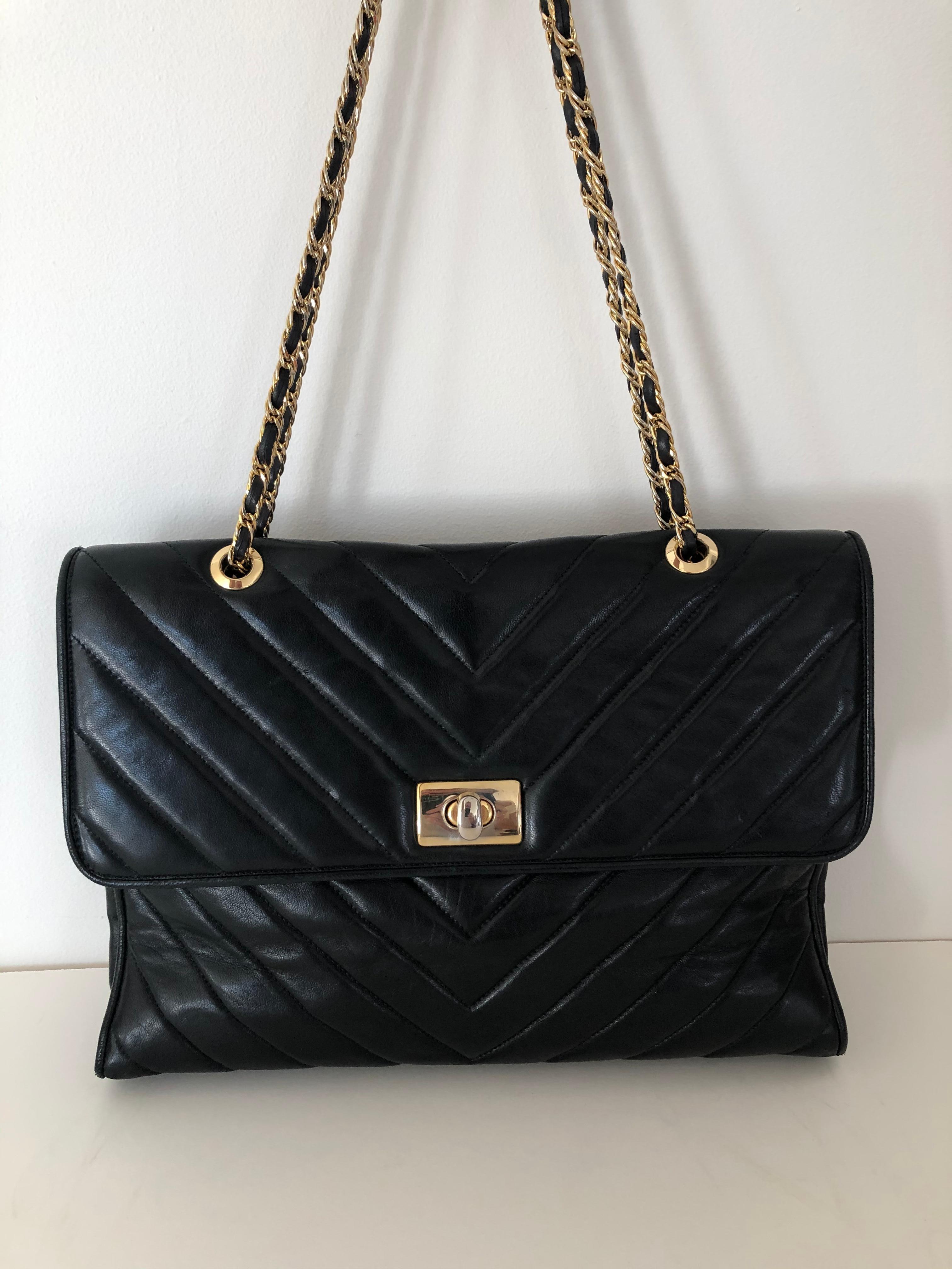 Gilt Pocketbook Fine Quilted Black Leather with Extra Long Chain Classic Chic For Sale
