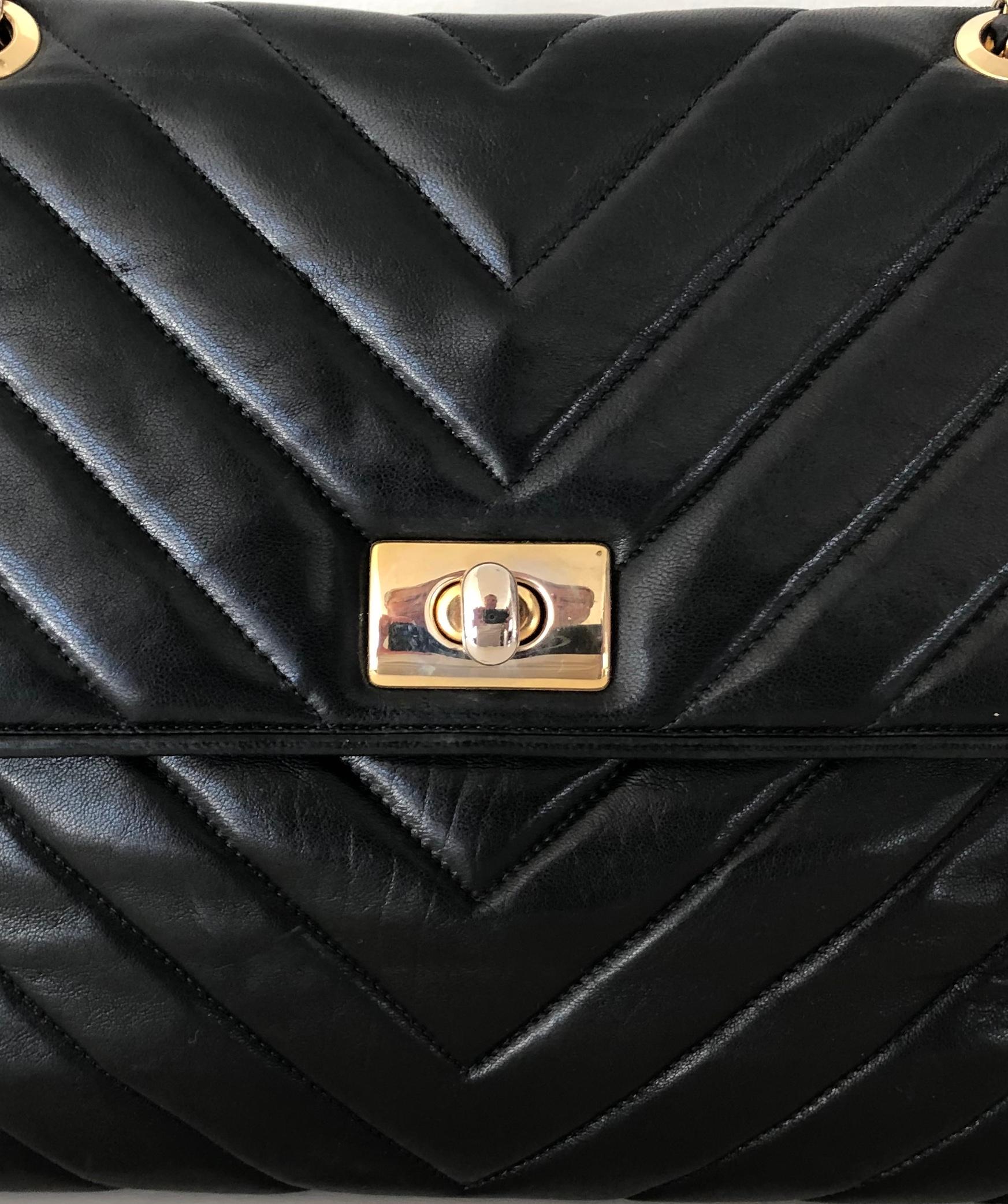 Pocketbook Fine Quilted Black Leather with Extra Long Chain Classic Chic In Excellent Condition For Sale In Westport, CT