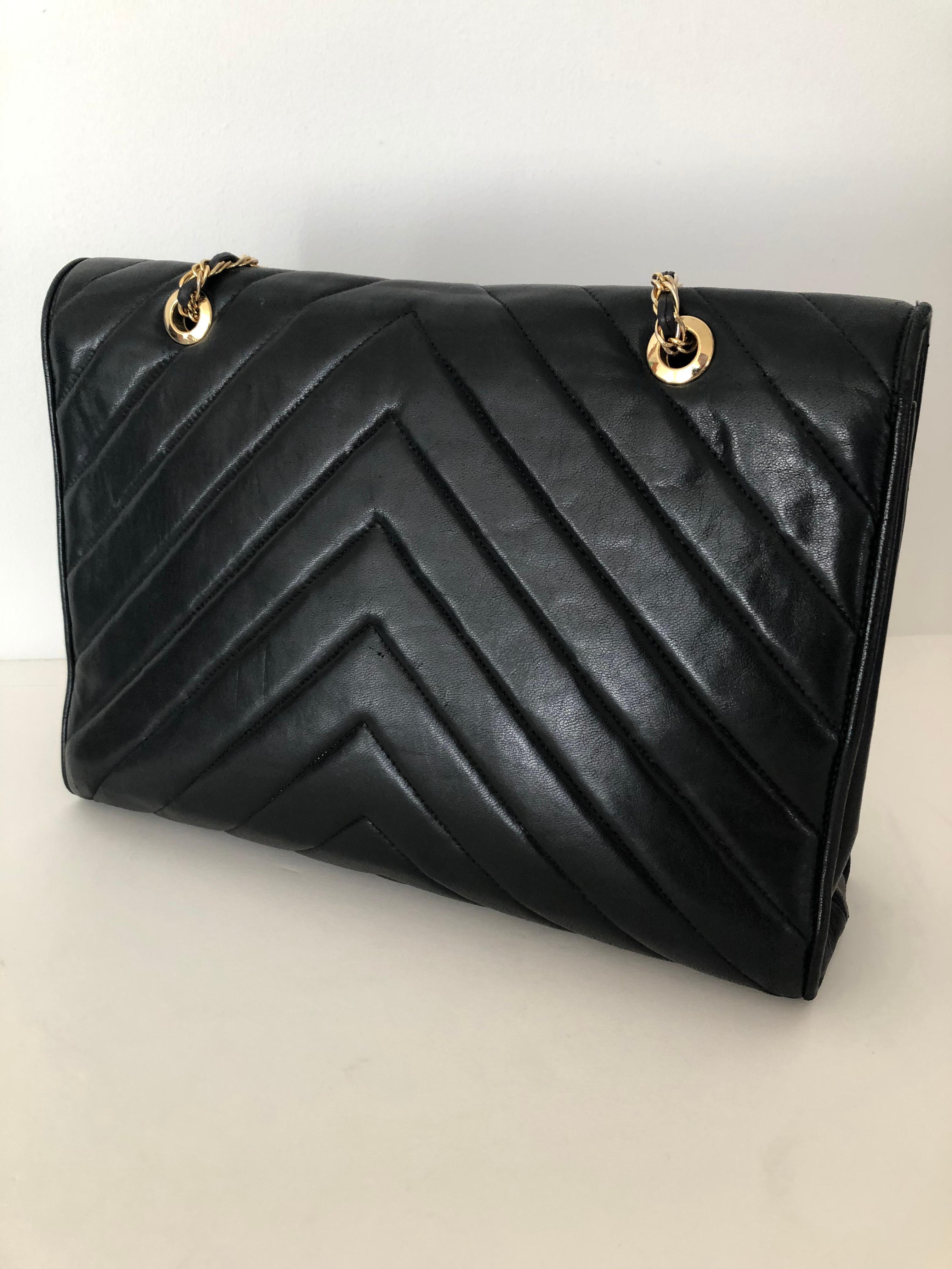 20th Century Pocketbook Fine Quilted Black Leather with Extra Long Chain Classic Chic For Sale