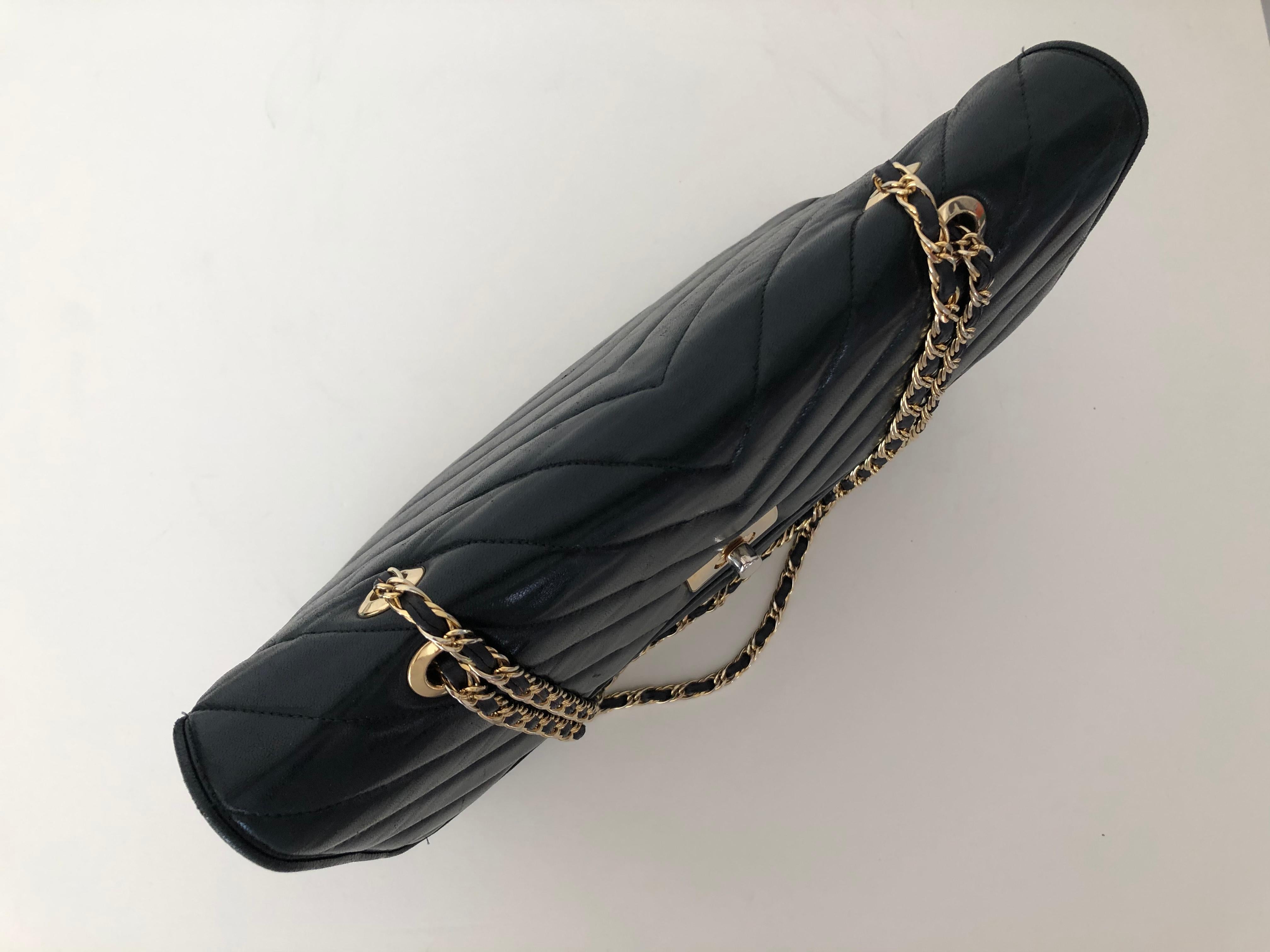 Taschenbuch aus feinem gestepptem schwarzem Leder mit extralanger Kette Classic Chic (Metall) im Angebot