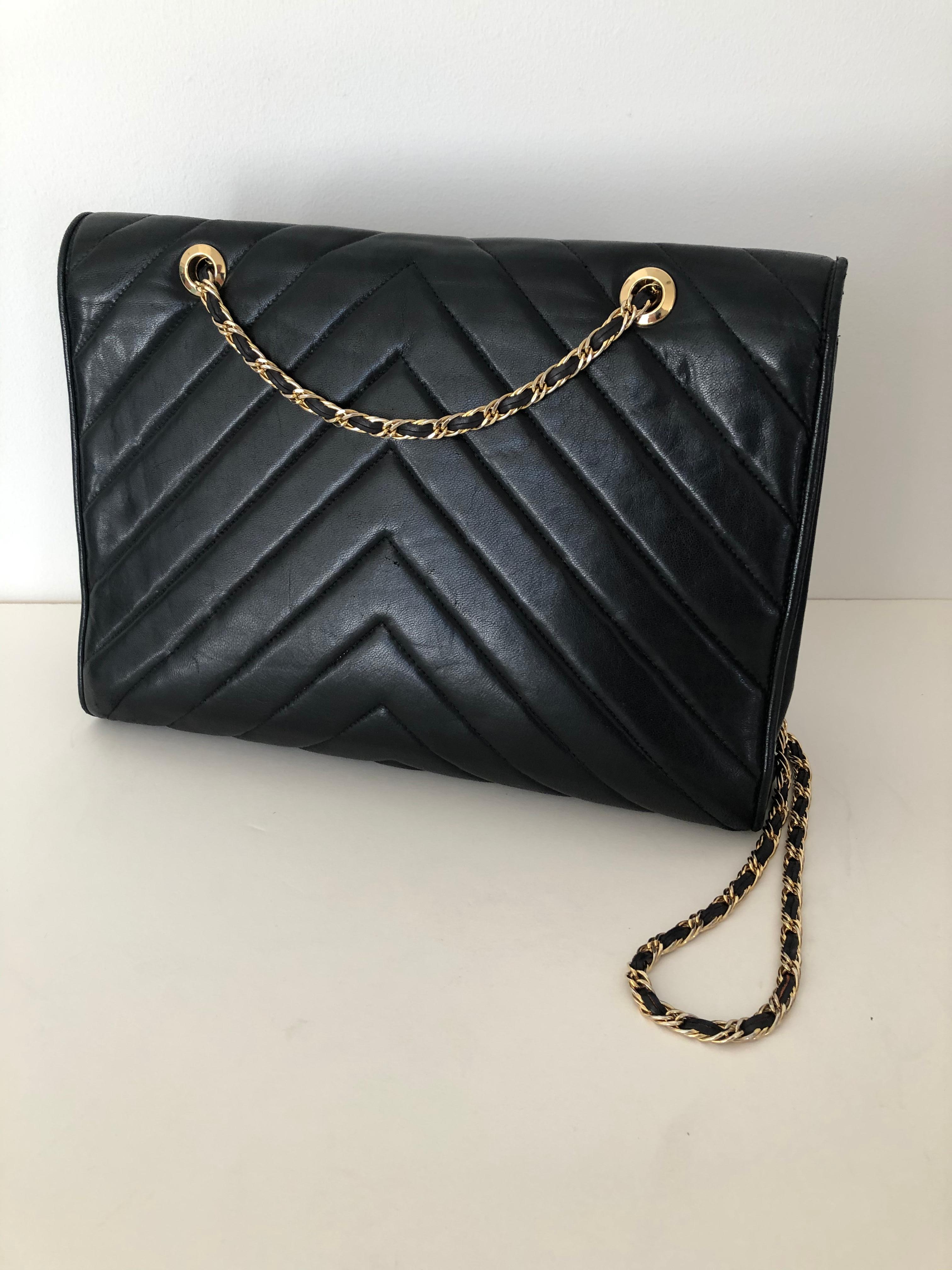 Pocketbook Fine Quilted Black Leather with Extra Long Chain Classic Chic For Sale 1