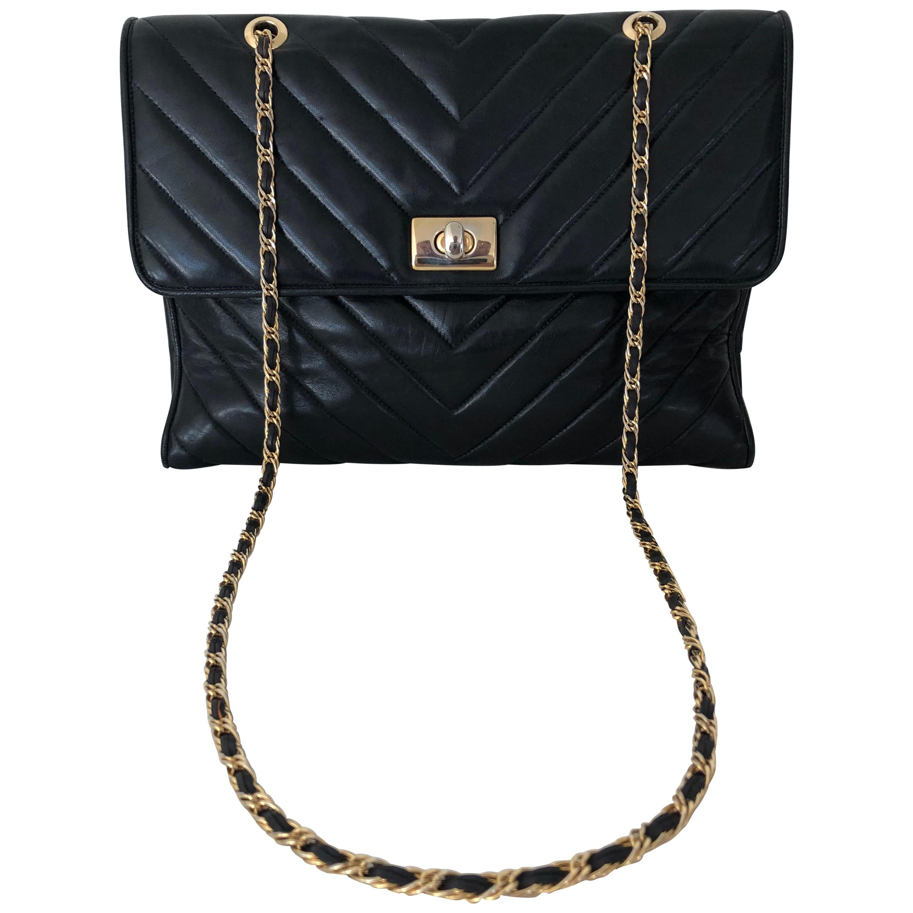 Pocketbook Fine Quilted Black Leather with Extra Long Chain Classic Chic For Sale