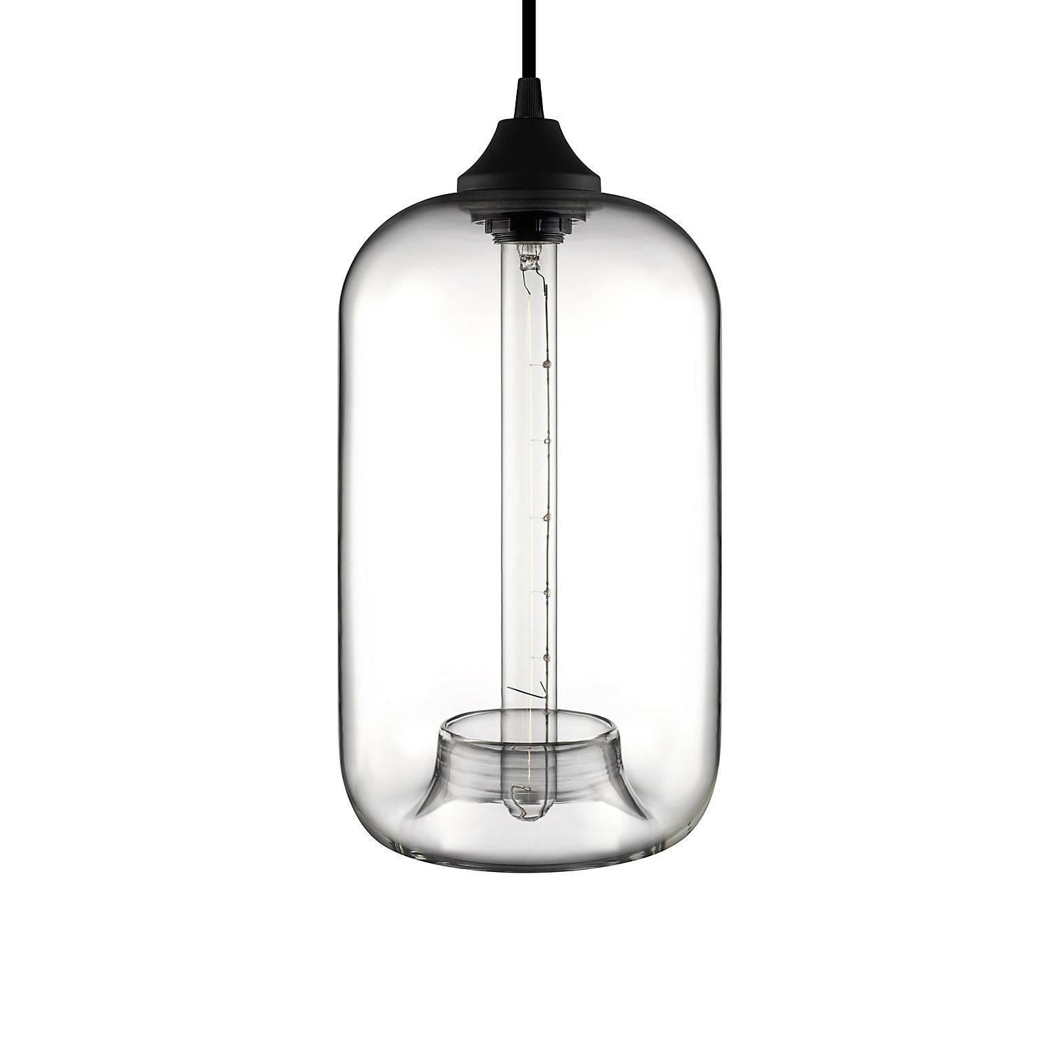 Le pliage artisanal distinctif définit le pendentif pod et attire le regard vers le bas du long cadre cylindrique de la Silhouette. Chaque lampe suspendue en verre de Niche est soufflée à la main par de vrais êtres humains dans un studio