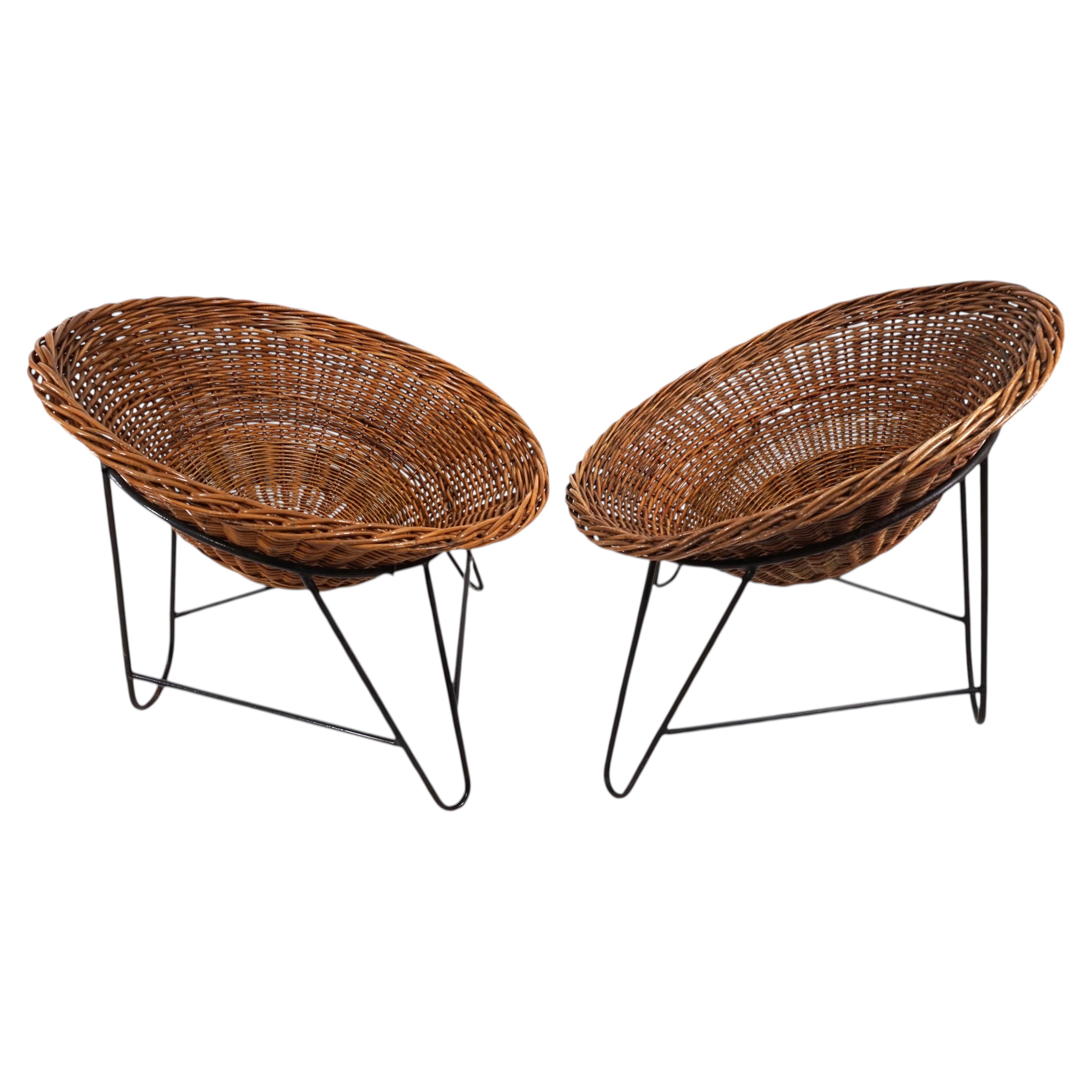 Fauteuils « Pod » – Paire de fauteuils de détente en rotin/osier sur structure métallique, 1970