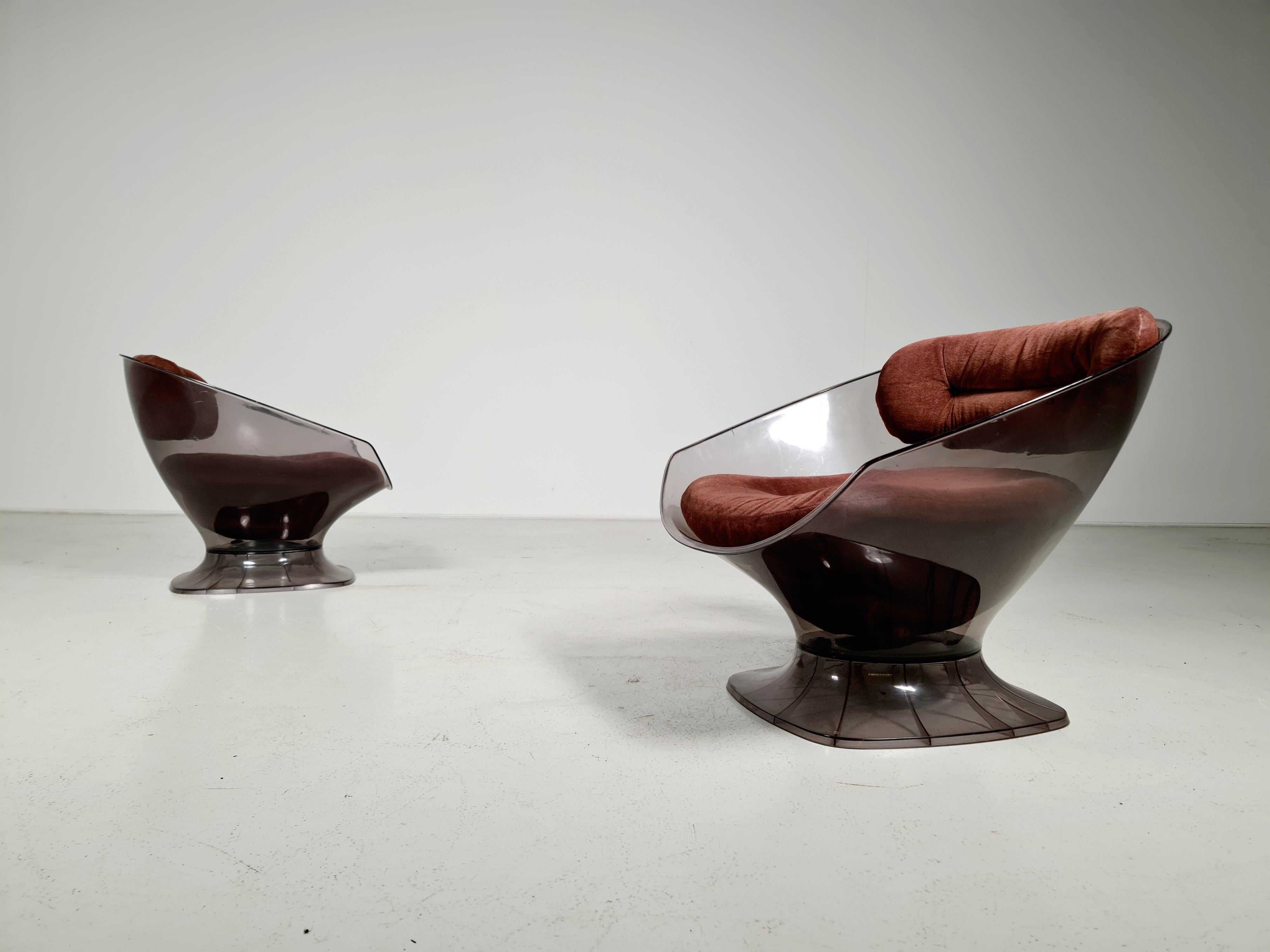 Pod Space Age style lounge chair designed by Raphael Raffel. Base structure in two brown see-through plastic pieces and its original brown velvet cushions. France, 1970’s.
 