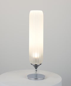 Lampada da tavolo Pod in cromo lucido con diffusore in vetro smerigliato di Tom Kirk