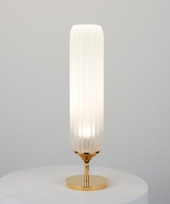 Lampada da tavolo Pod in oro lucido con diffusore in vetro smerigliato di Tom Kirk