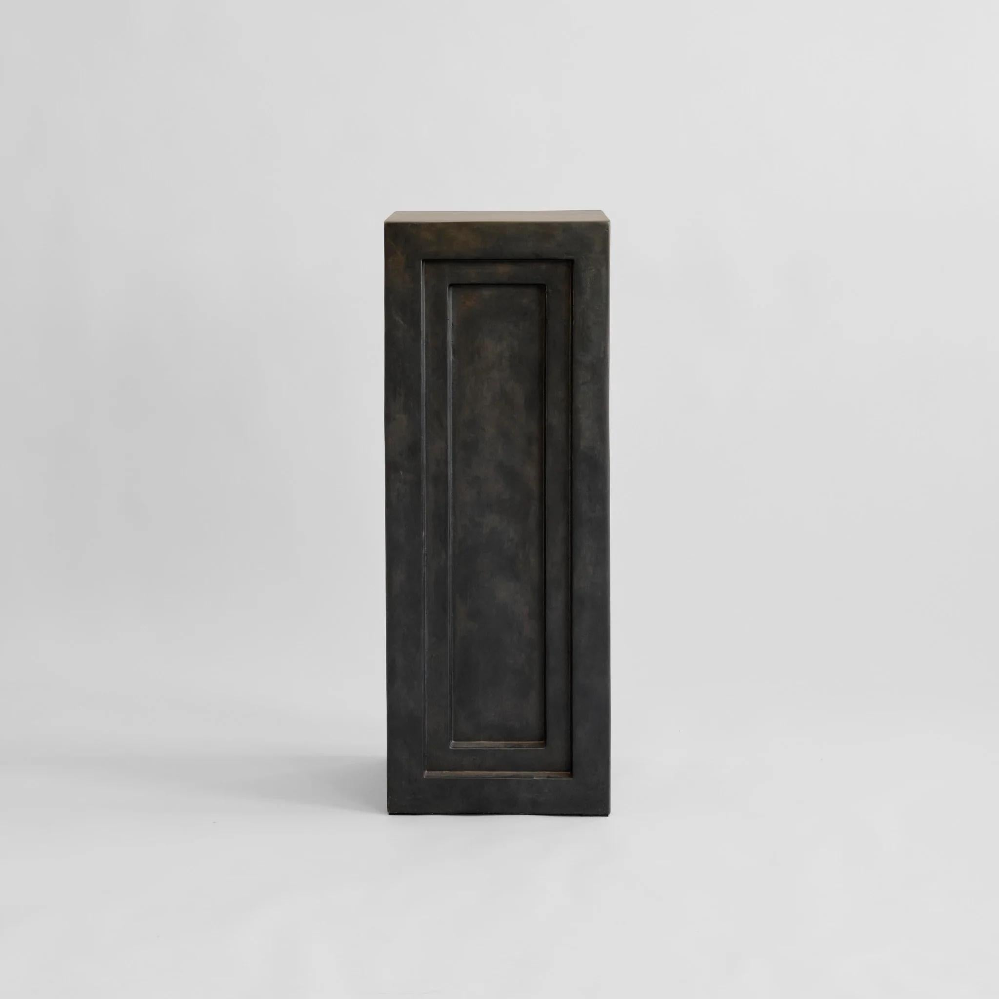 Podium, colonne, comme une sculpture moderne en Béton Fibreux, œuvre contemporaine.

Colonne ou podium en béton et fibre dans le style d'une sculpture contemporaine. 
Inspiré par les détails des façades architecturales. Cette colonne peut être