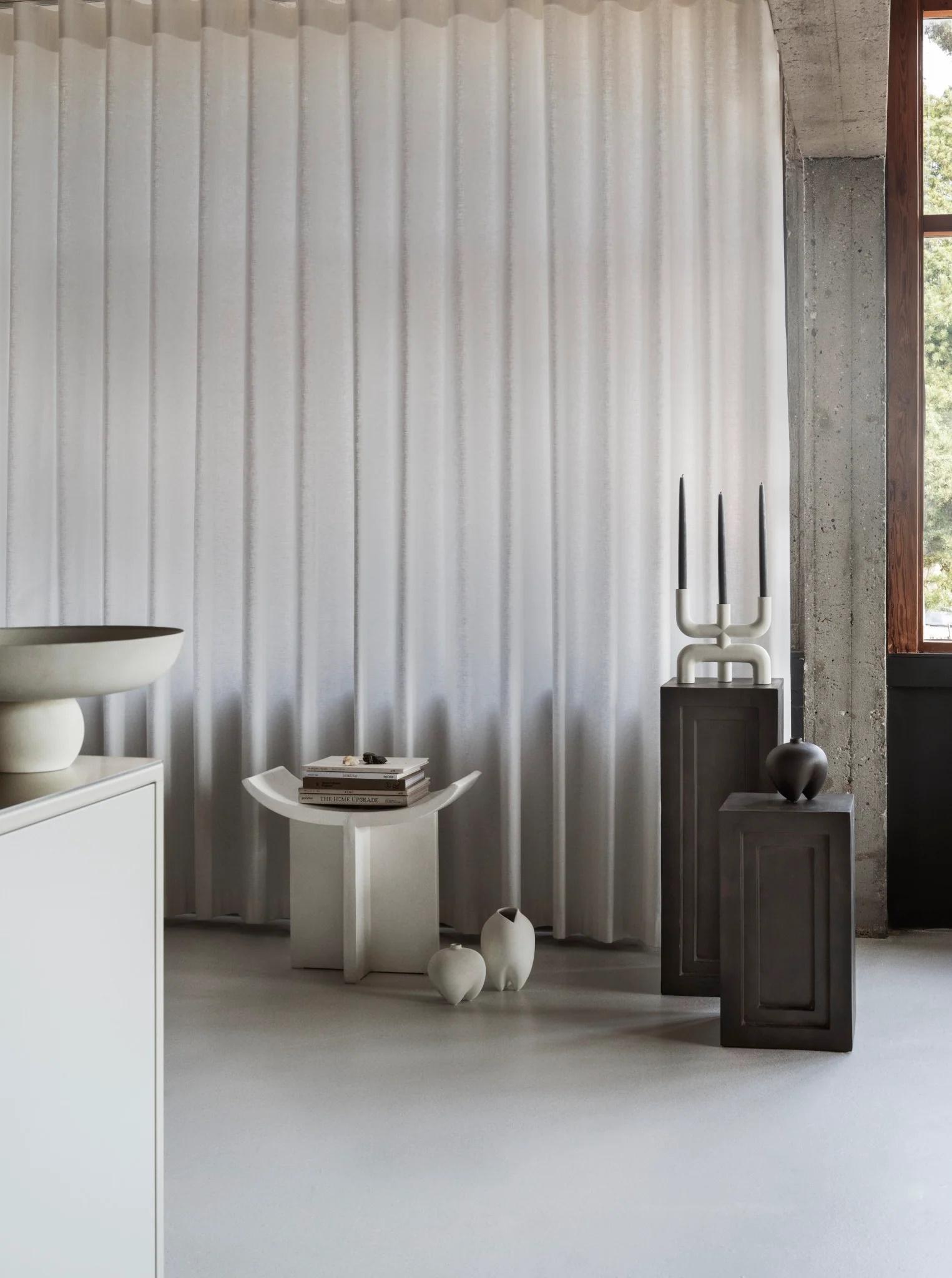 Moderne Podium, colonne, comme une sculpture moderne en béton fibré, œuvre contemporaine. en vente
