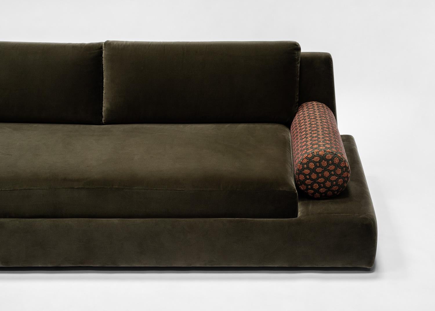 Das Podium Sofa von HAUVETTE MADANI.  Das in Italien handgefertigte Podium Sofa ist in COM erhältlich und wird auf Bestellung gefertigt.  HAUVETTE MADANI ist ein Designstudio, das von Samantha Hauvette und Lucas Madani gegründet wurde, die seit 2010