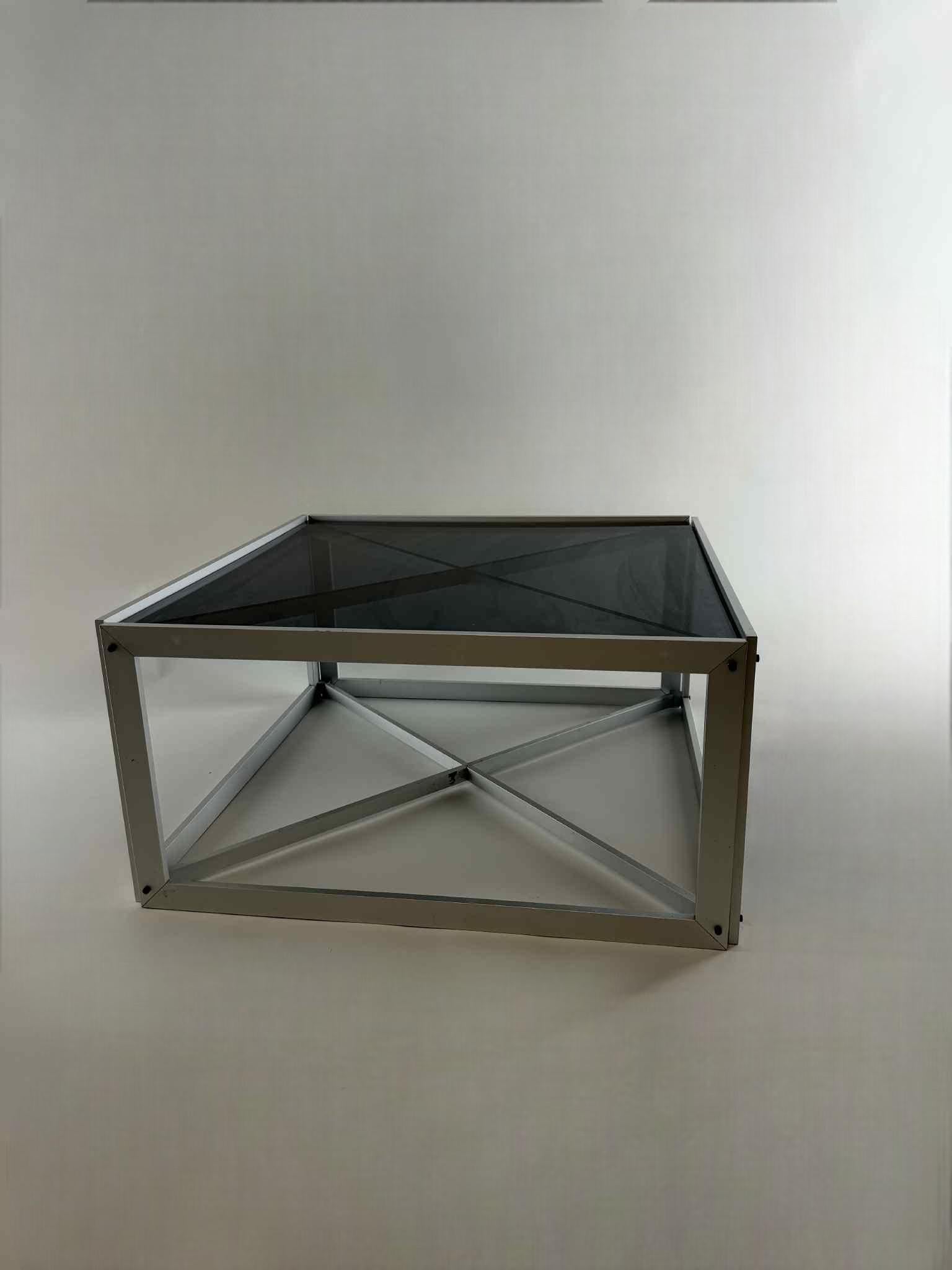 POUL KJÆRHOLM (Danemark, 1929 - 1980) & HANNE KJAERHOLM (Danemark, 1930-2009).
Podium/Table basse.
Structure en aluminium et plateau en acrylique.
Modèle jamais vendu, réalisé exclusivement pour l'exposition au musée d'art de Holstebro.
Dimensions :