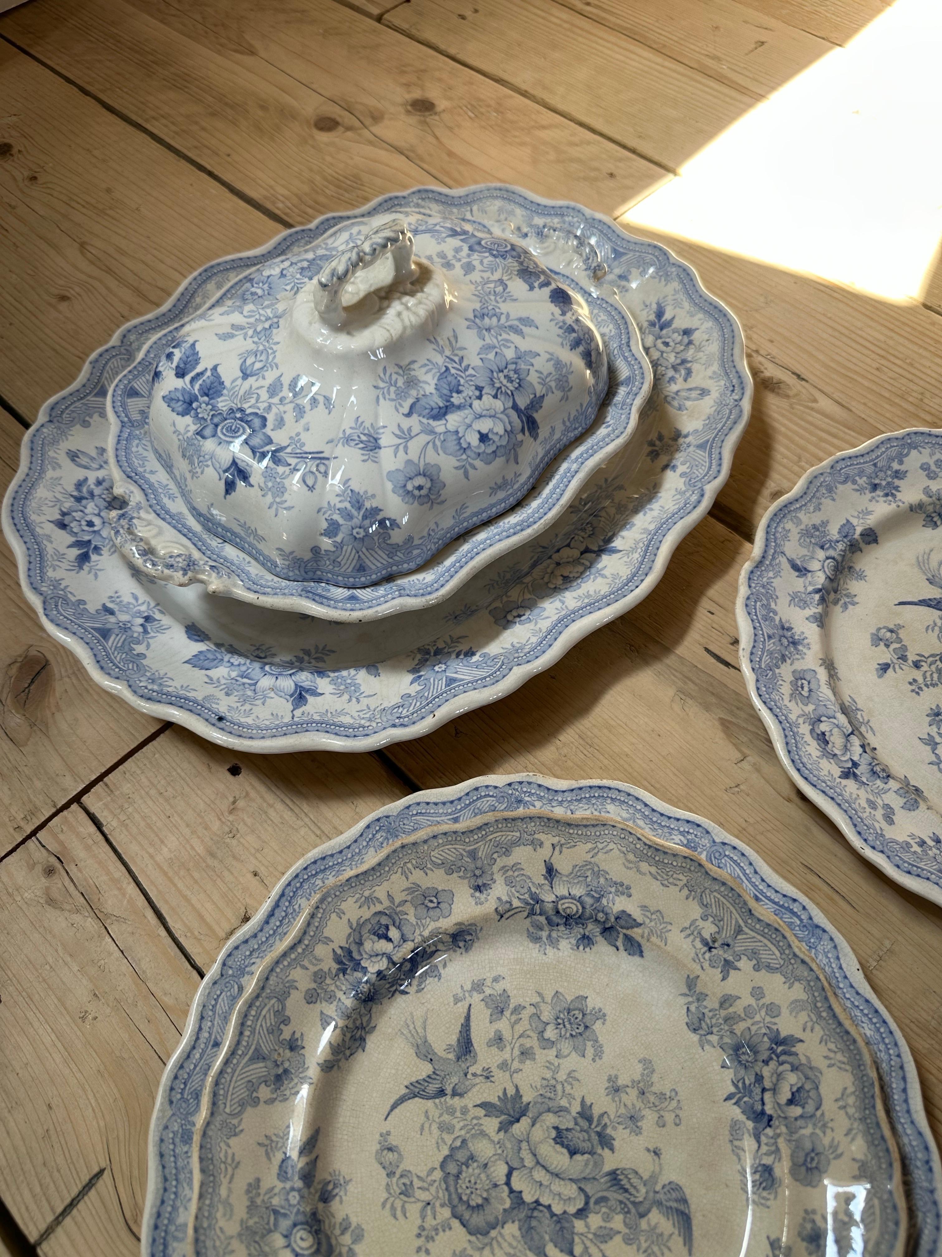 Engraved 17-Piece Podmore, Walker & Co. Asiatic Pheasants Dinner Service, Circa 1840 For Sale