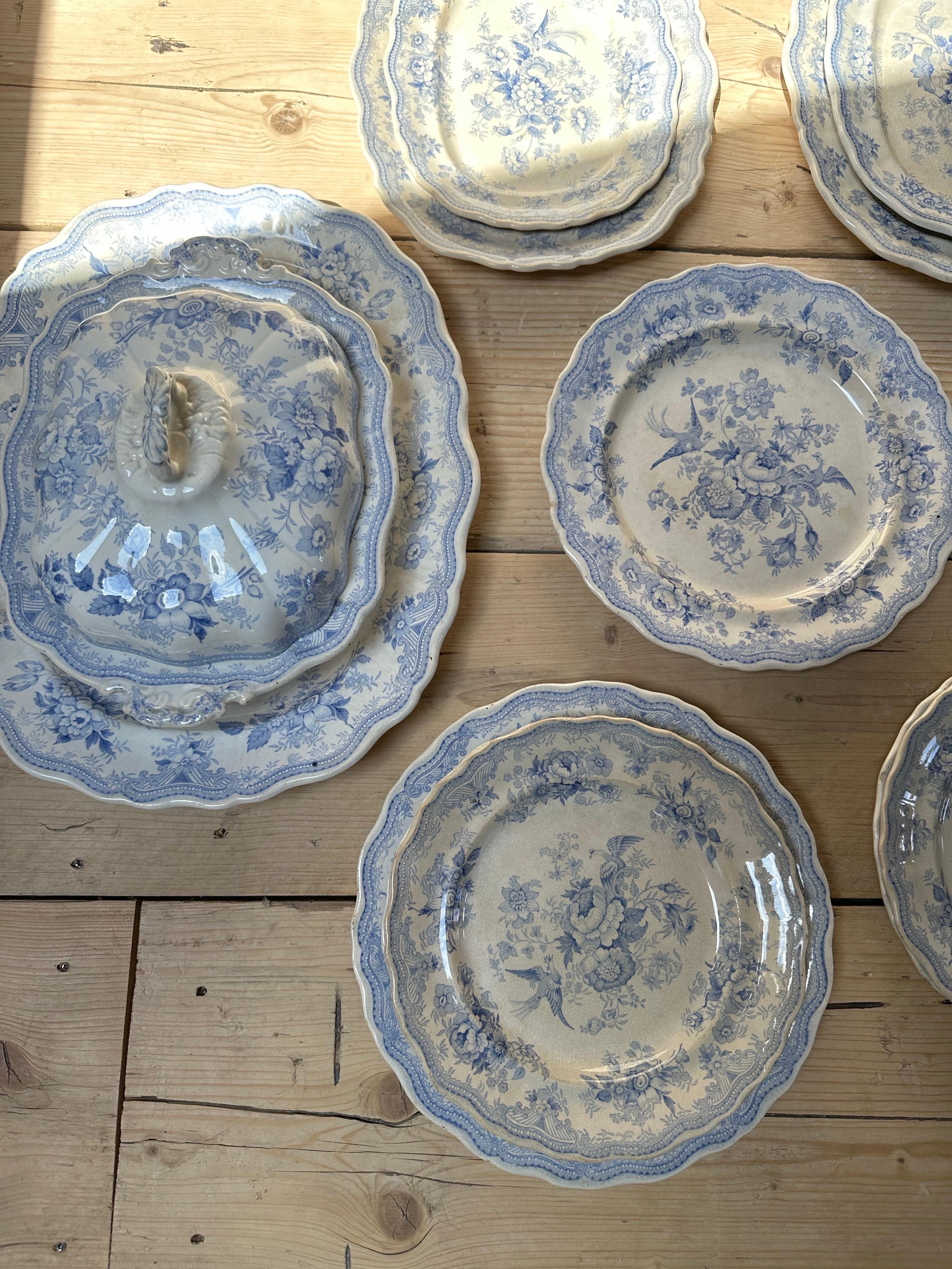 17-Piece Podmore, Walker & Co. Asiatic Pheasants Dinner Service, Circa 1840 In Good Condition For Sale In Worcester Park, GB