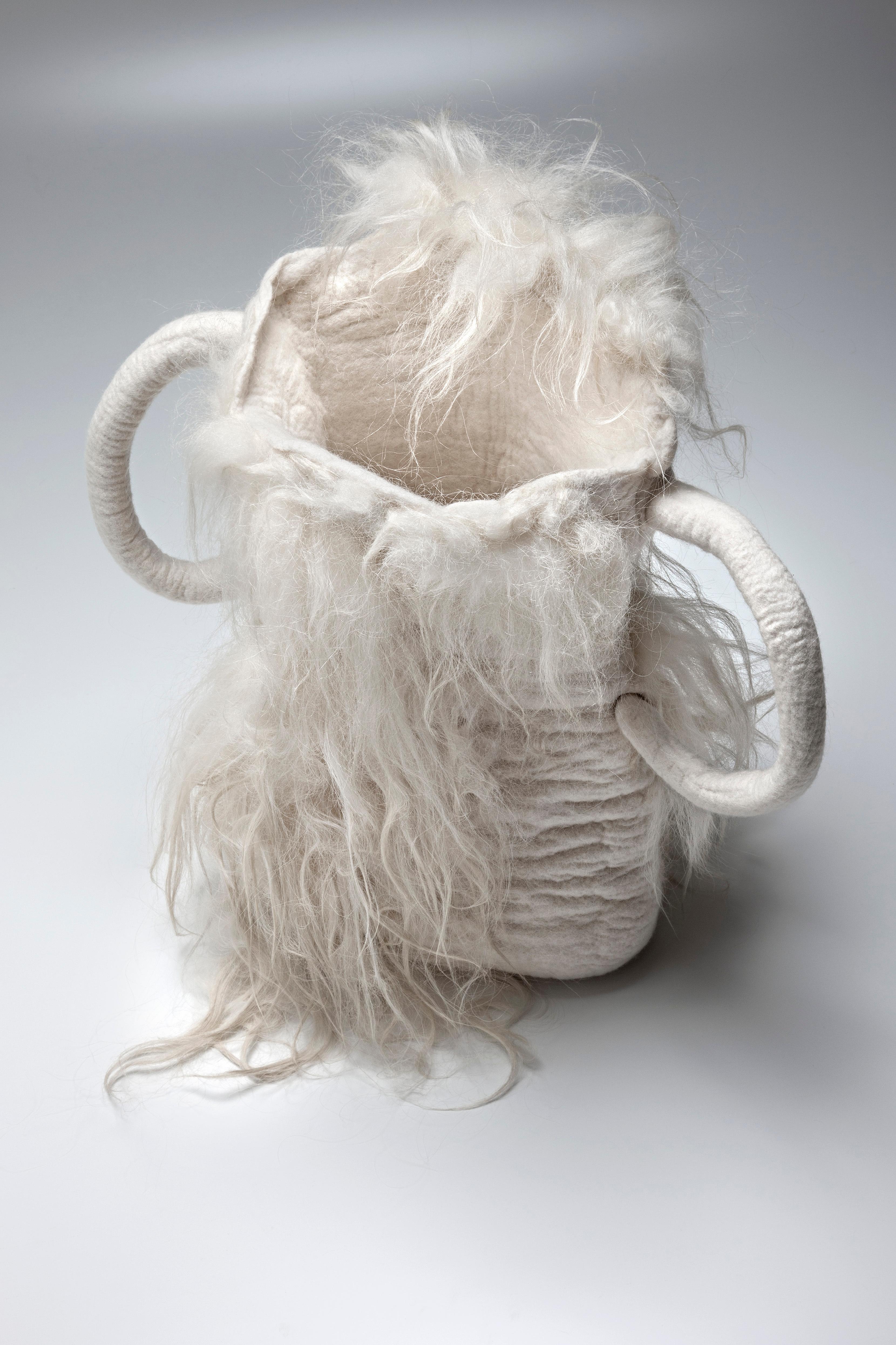 Poeira , 2021, natürlich gefärbte Vase aus gefilzter Wolle von Inês Schertel, Brasilien

Das wichtigste MATERIAL von Ines Schertel ist Schafwolle. Als Anhängerin des Slow Design verfolgt die Künstlerin einen ganzheitlichen Ansatz bei der
