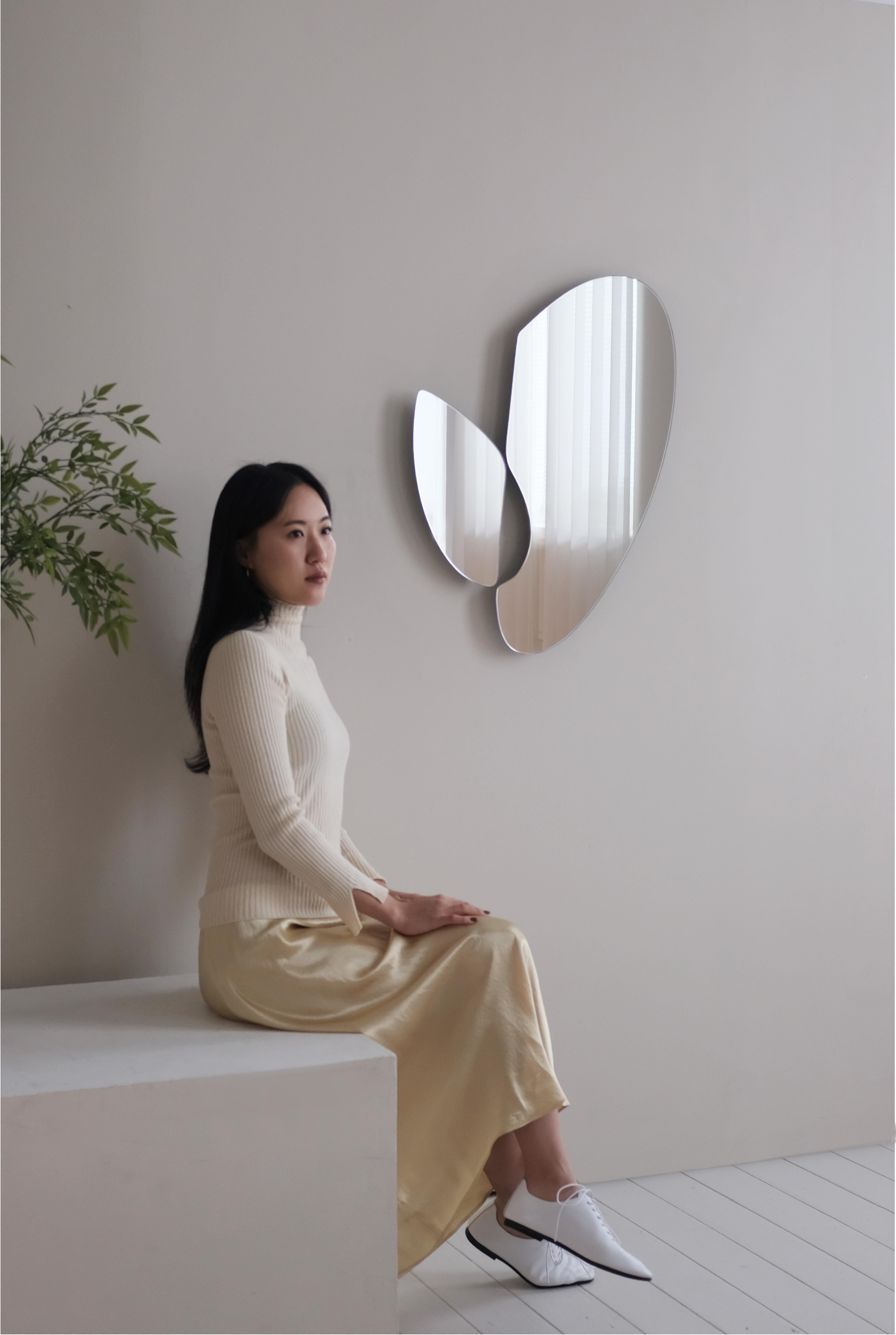 'Poet's Mirror' - von Soo Joo, Asymmetrischer organischer Schminkspiegel  (Moderne der Mitte des Jahrhunderts) im Angebot