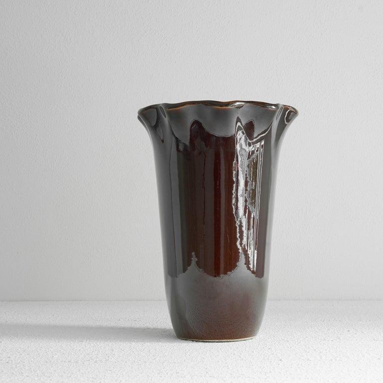Vaso in ceramica smaltata Po&T Laval, Po&T Laval, Francia, metà del XX secolo.   Come il famoso villaggio di Vallauris, anche Le Poût-Laval è un piccolo paese del sud della Francia noto per le sue ceramiche da studio. A nord di Montpellier e