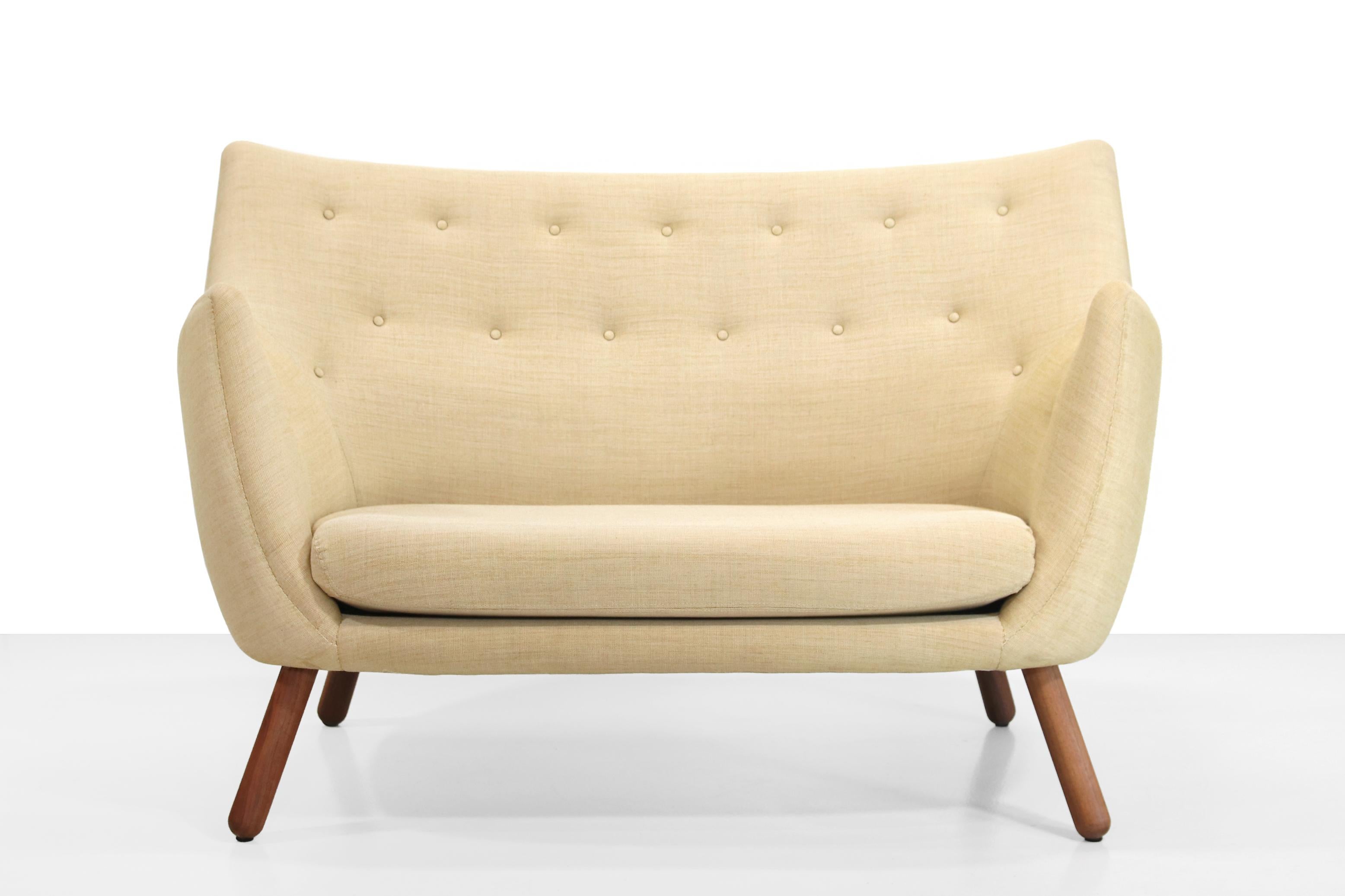 The Poet Sofa first saw the light of day at the Copenhagen Cabinetmakers Guild Exhibition in 1941 and was originally designed for Finn Juhl's own home. Finn Juhl's furniture was very progressive and sculptural for its time. With this sofa you'll