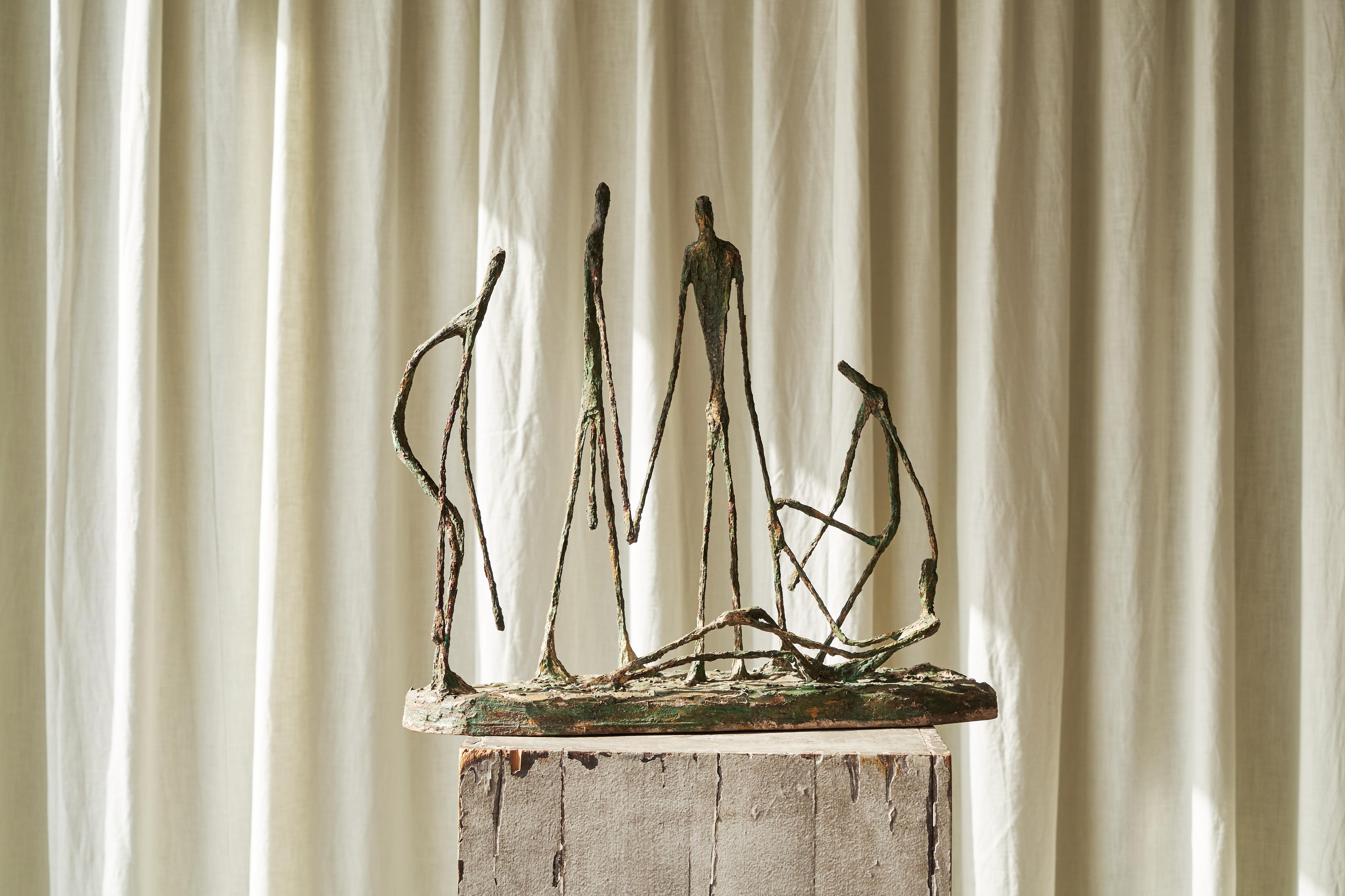 Si tratta di una scultura dalla bellezza struggente realizzata sulla base delle opere del famoso artista Alberto Giacometti (1901-1966).

È realizzato in metallo e gesso e mostra una scena con un gruppo di persone. Racconta una storia poetica sulla